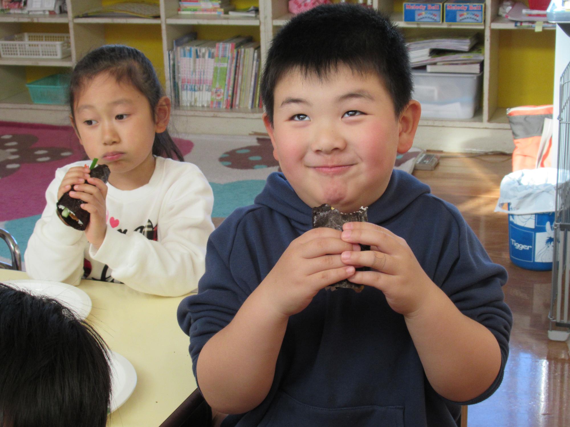 恵方巻を食べている子ども