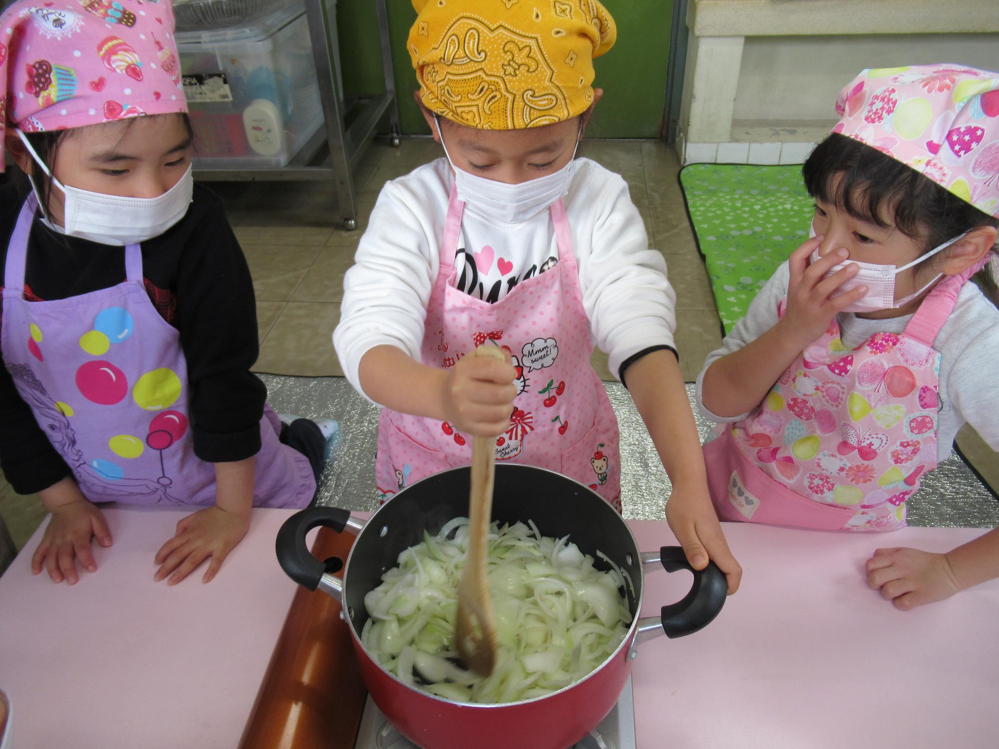 玉ねぎ炒めます