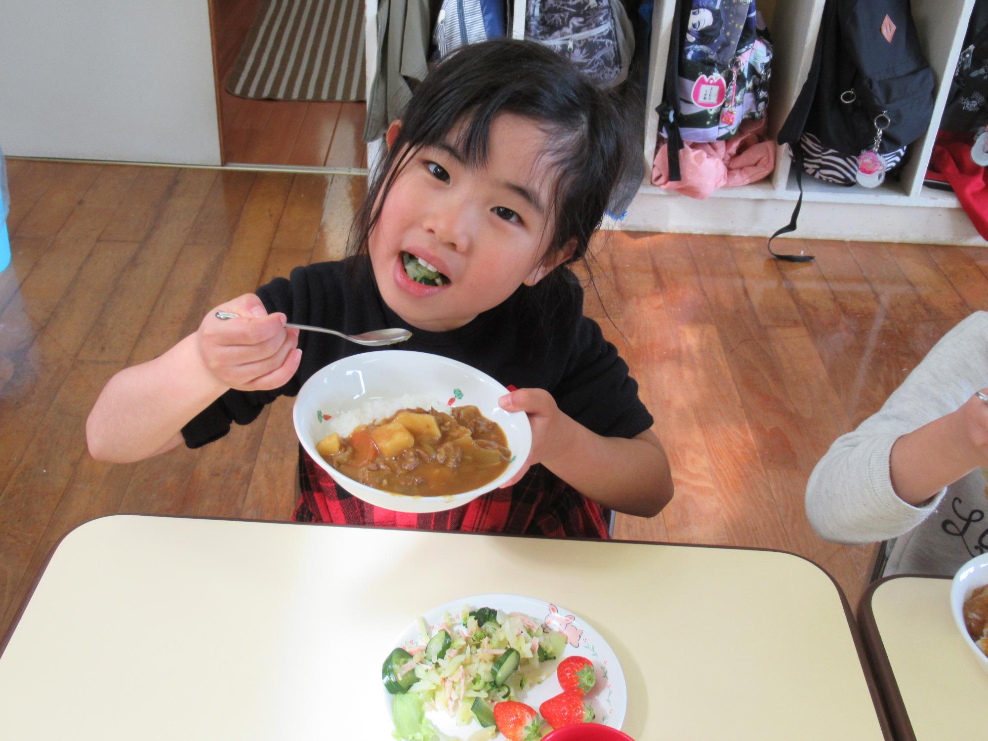 サラダを食べる年長さん