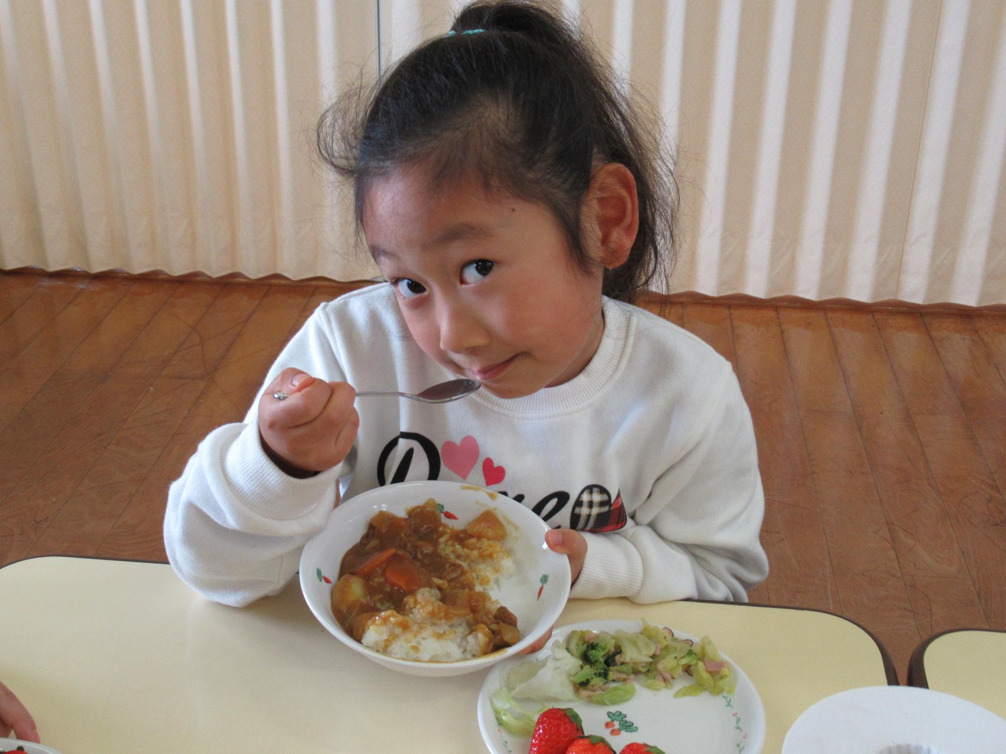 カレーを食べる年長さん