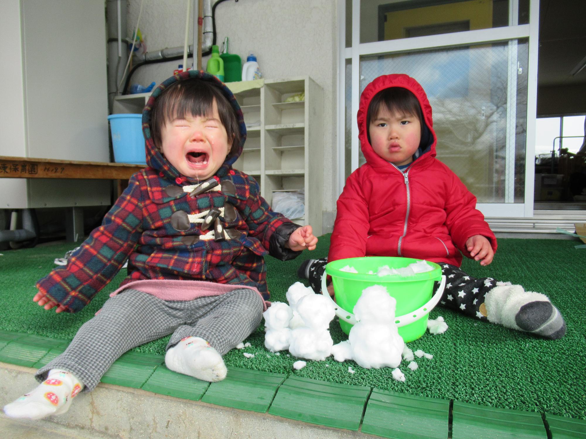 雪を嫌がる0歳児