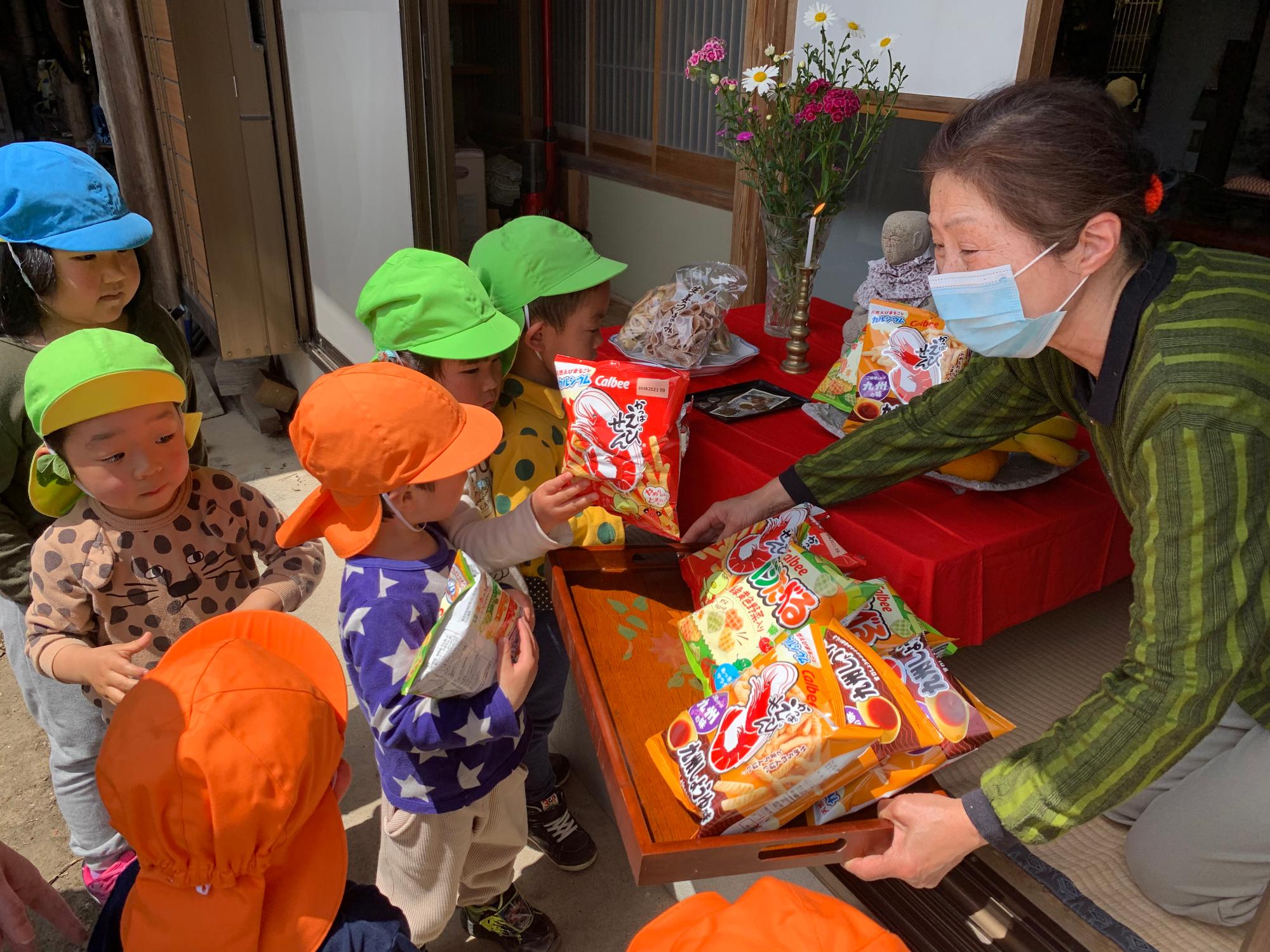 お菓子をいただく