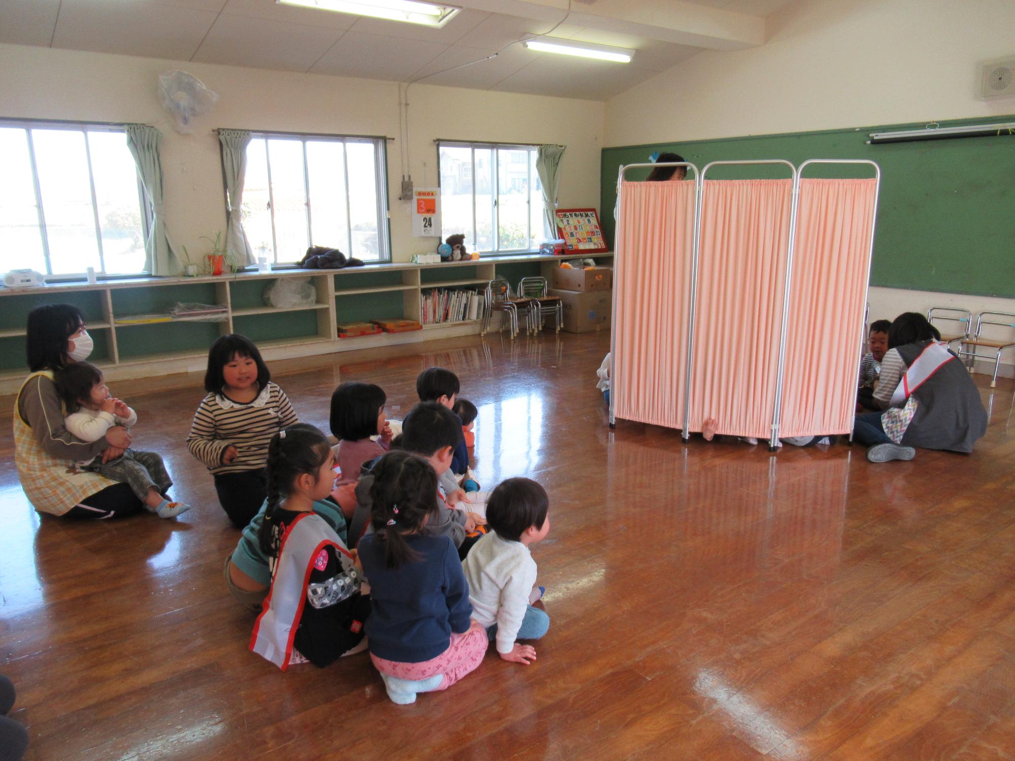 衝立に隠れて声を出しているところ