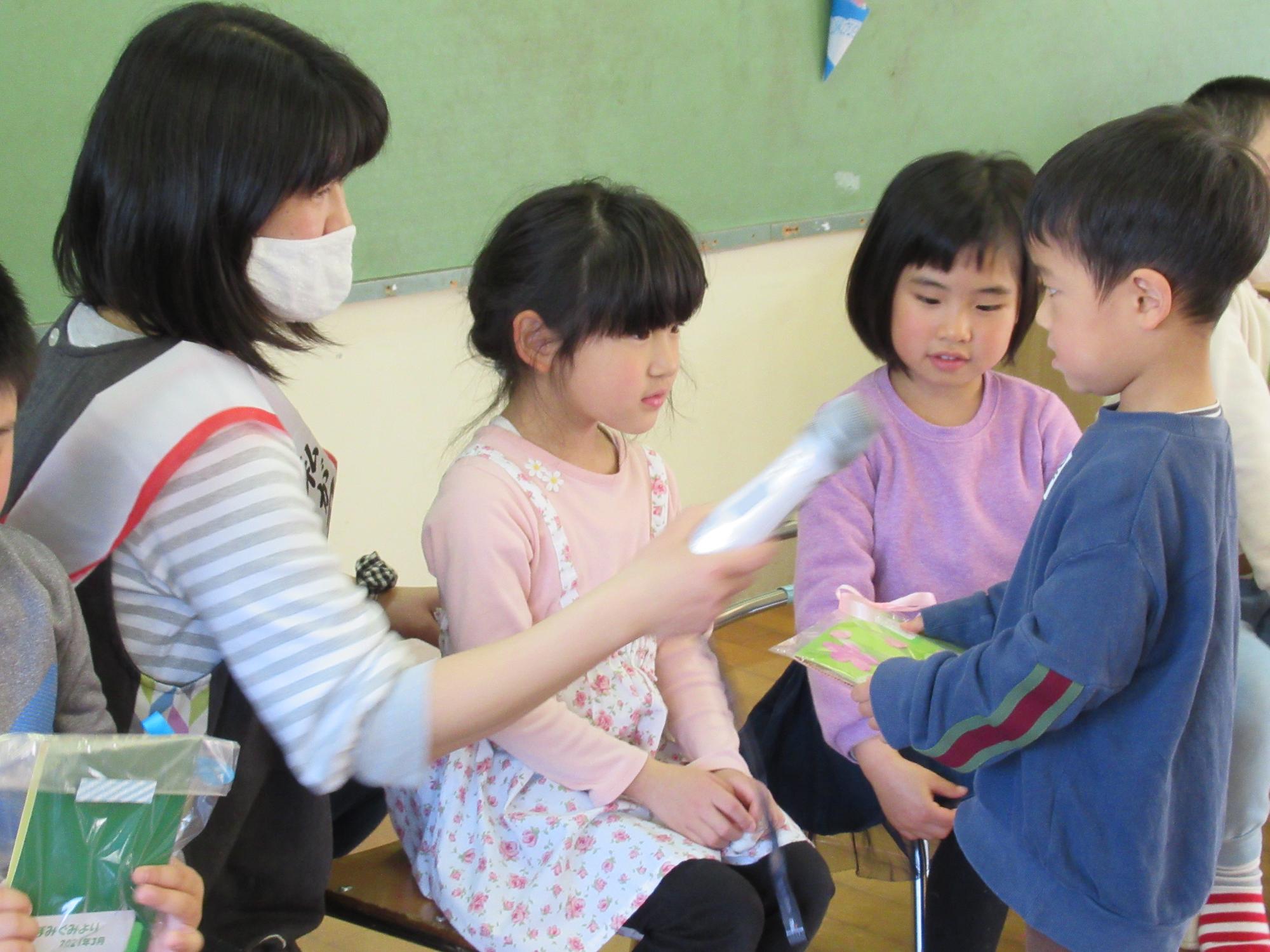 未満児からプレゼント渡し