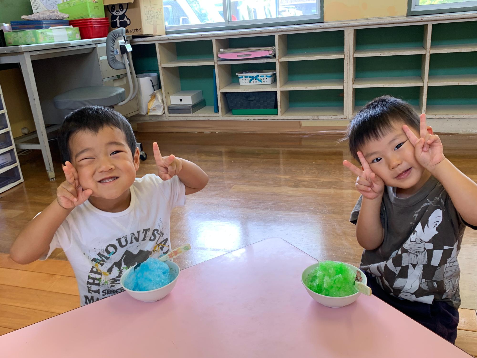 冷たーいかき氷。僕はブルーハワイ！僕はメロン！