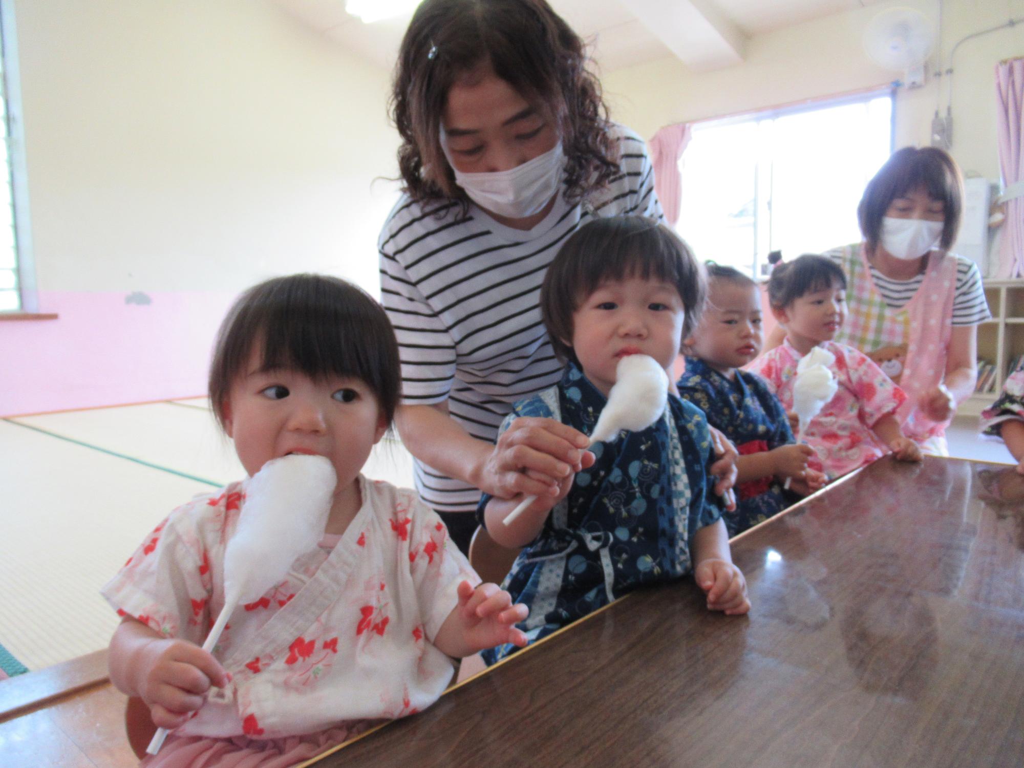 綿あめを食べる1歳児