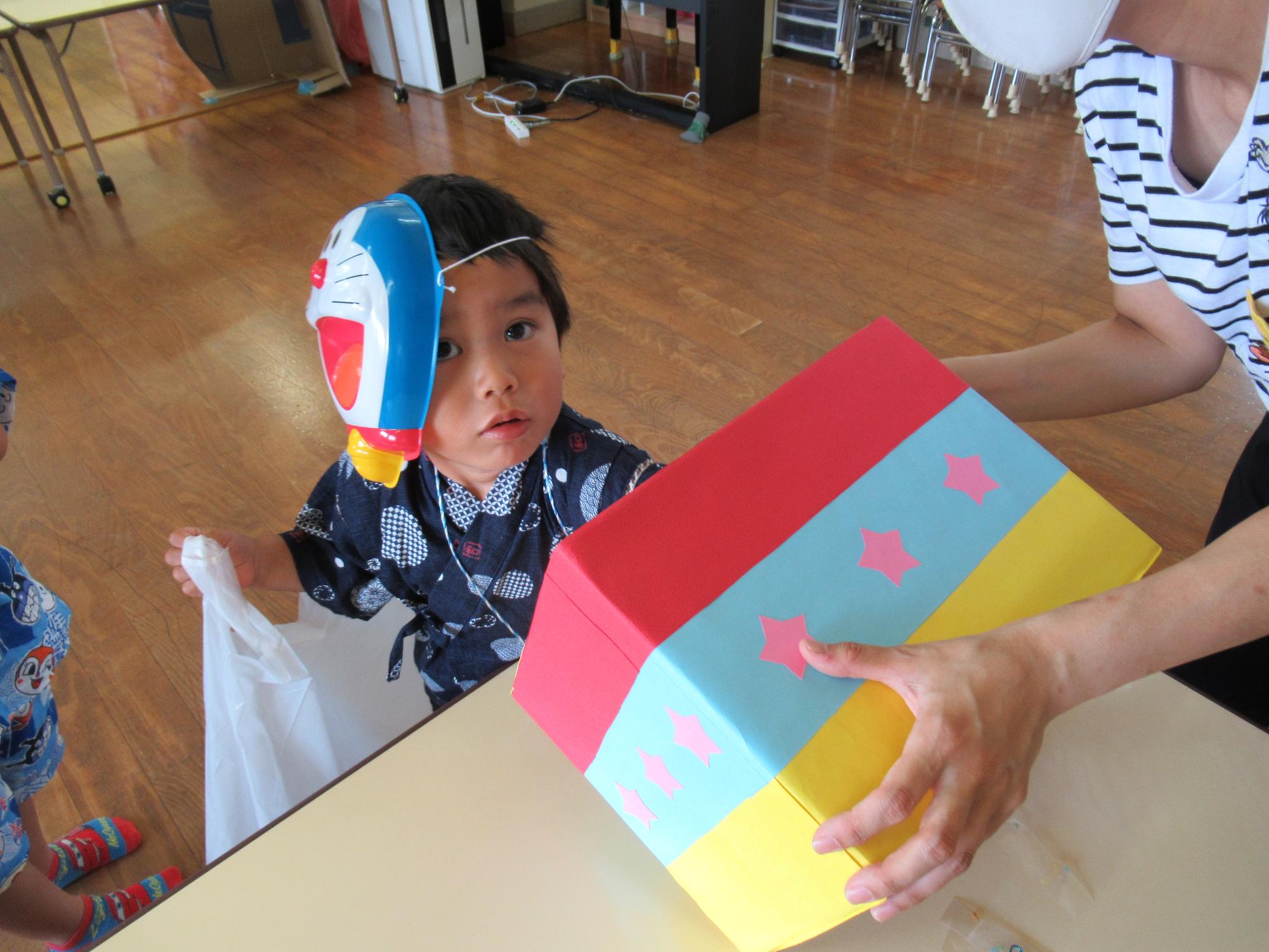 くじを引く2歳児