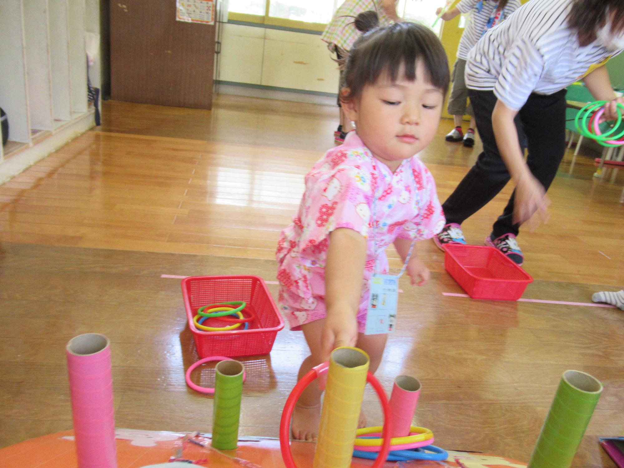 輪投げを楽しむ1歳児