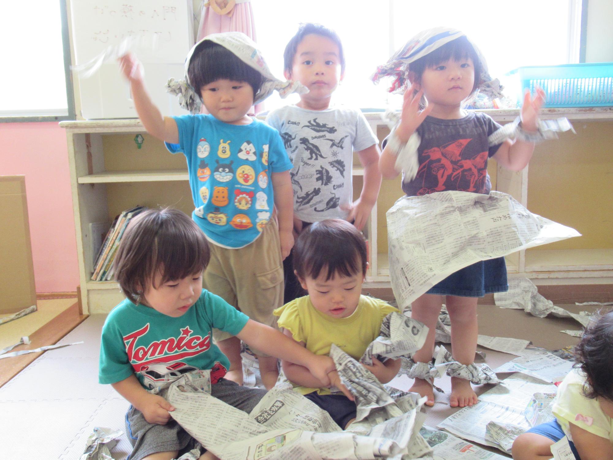 新聞紙遊び2歳児