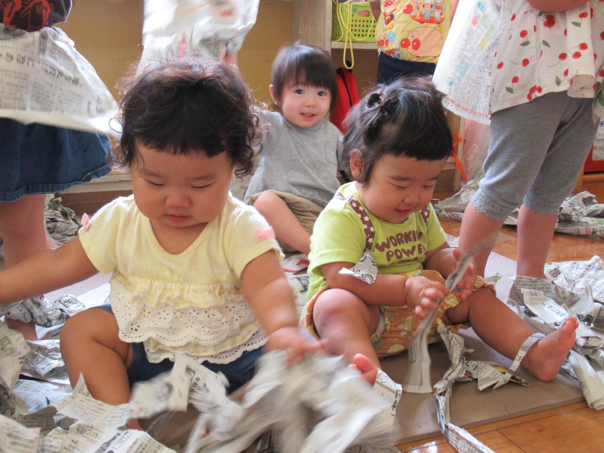 新聞紙遊び0歳児