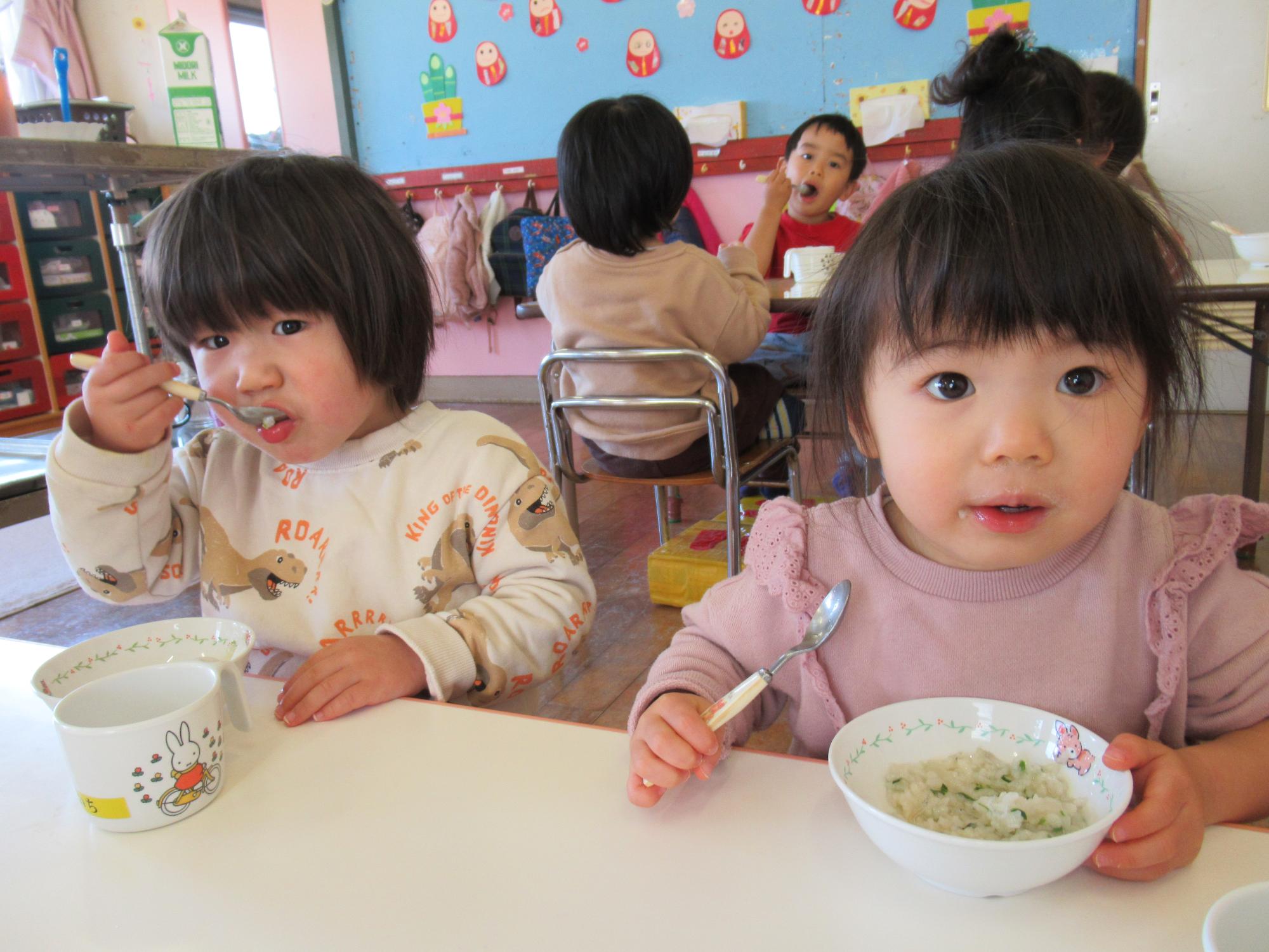 七草がゆを食べる、温かくてなんだか甘くておいしいです、