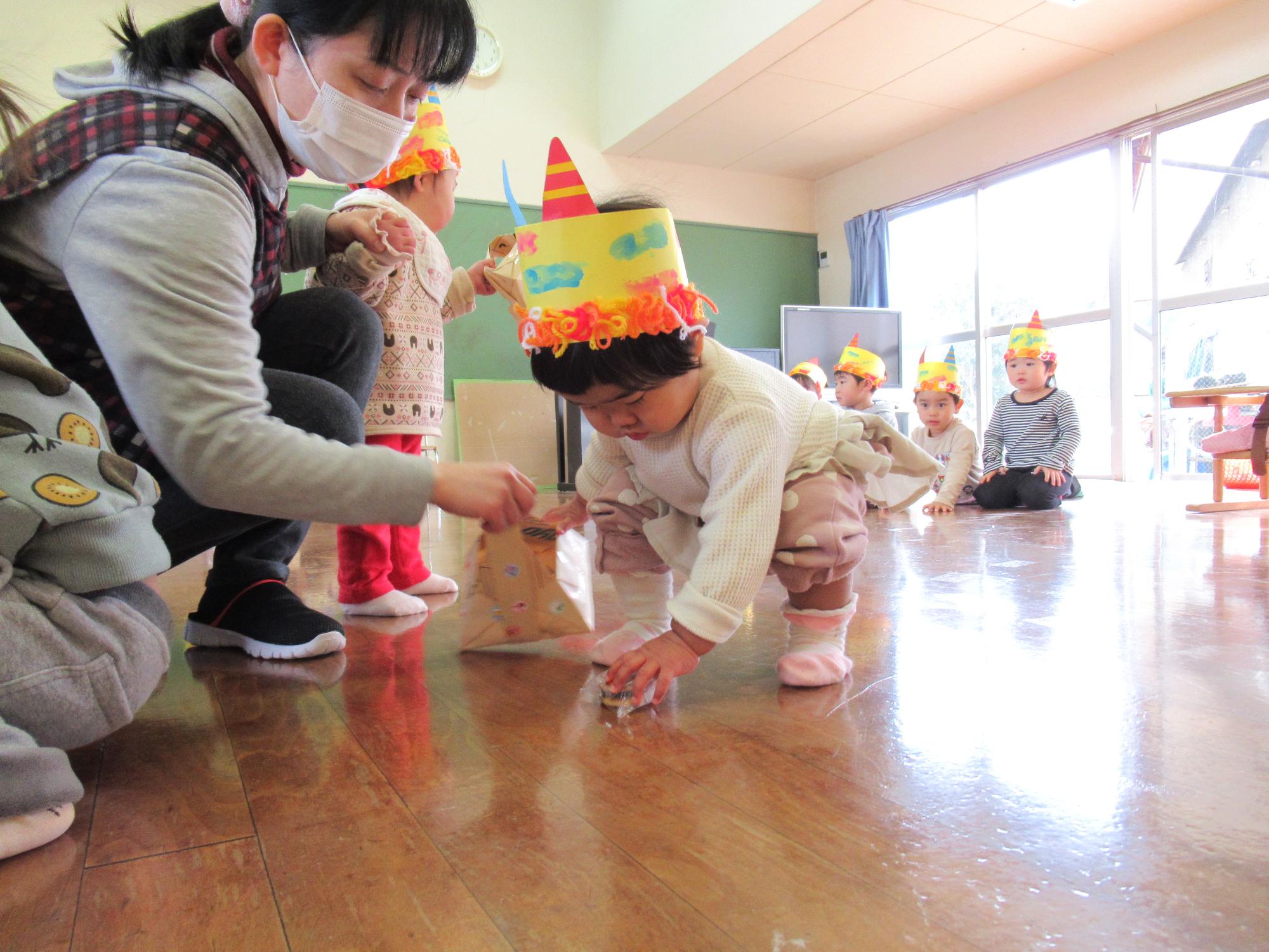 福菓子を拾う0歳児