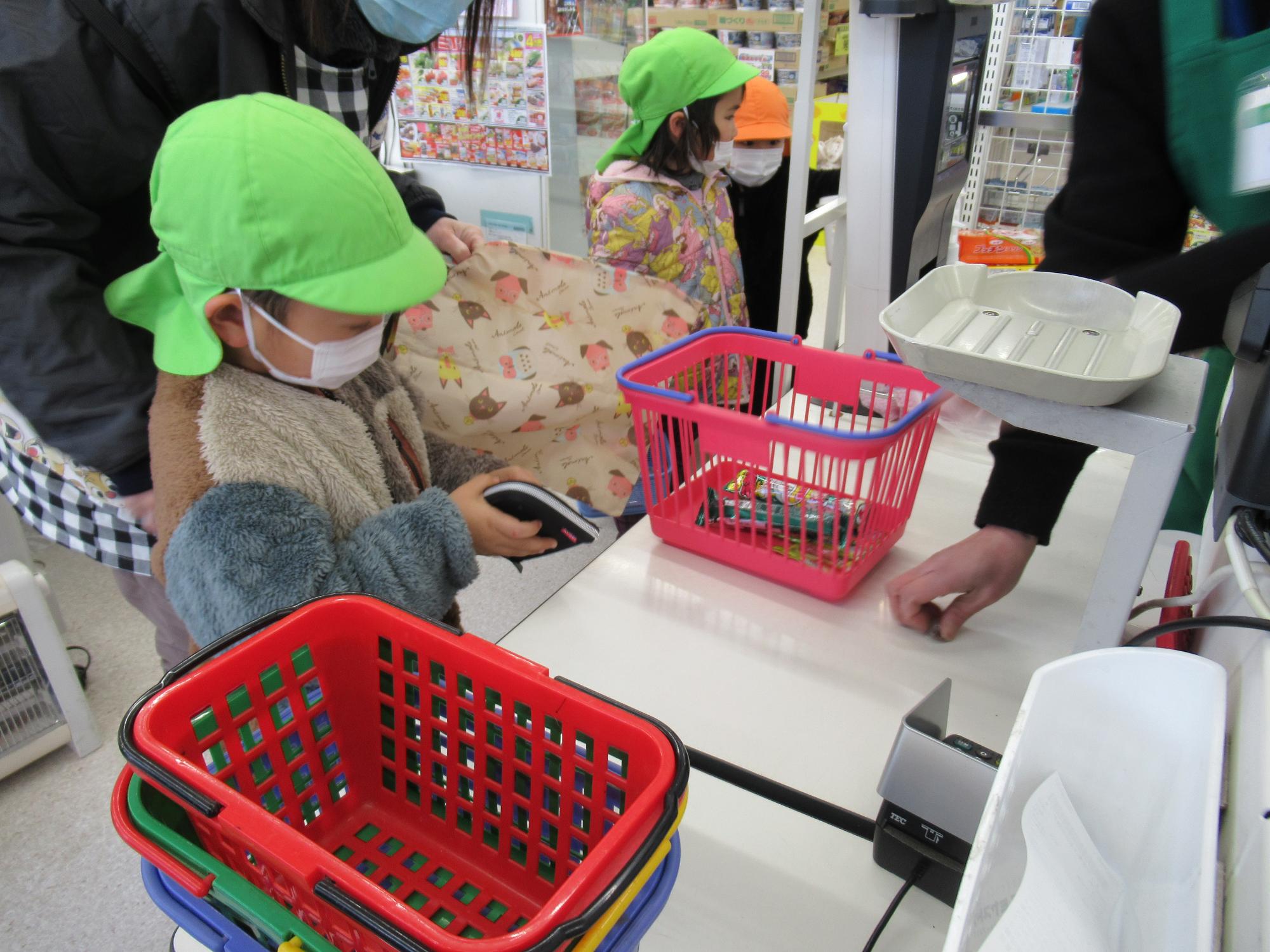 お財布からお金を出すところ