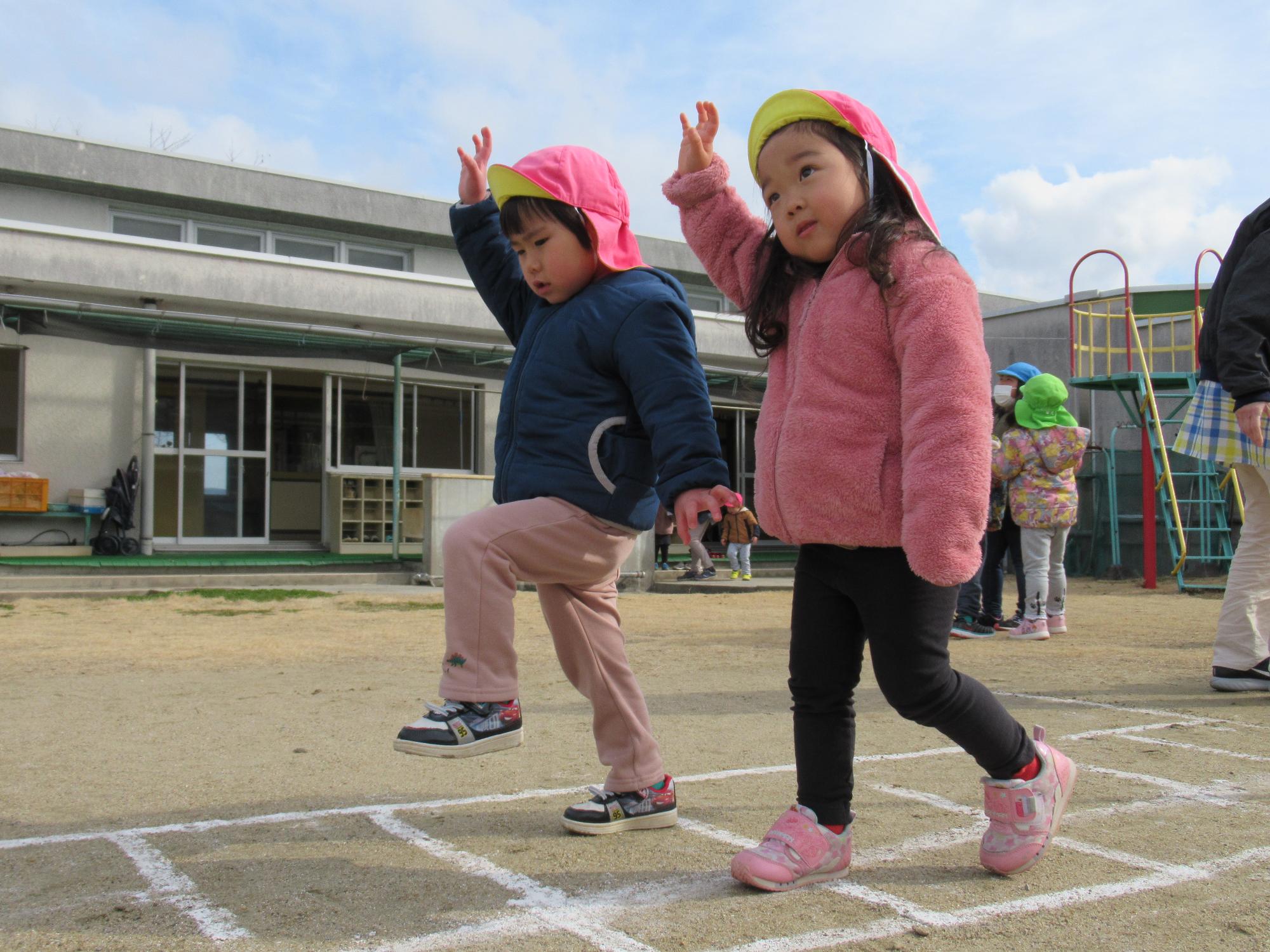 信号を見ながらわたる2歳児