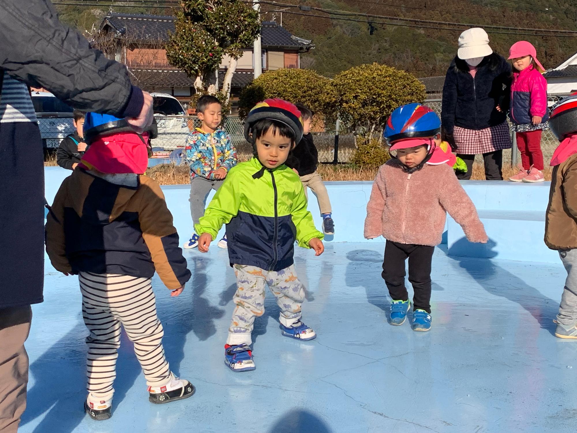 未満児さんもスケート体験、ツルツルするね、