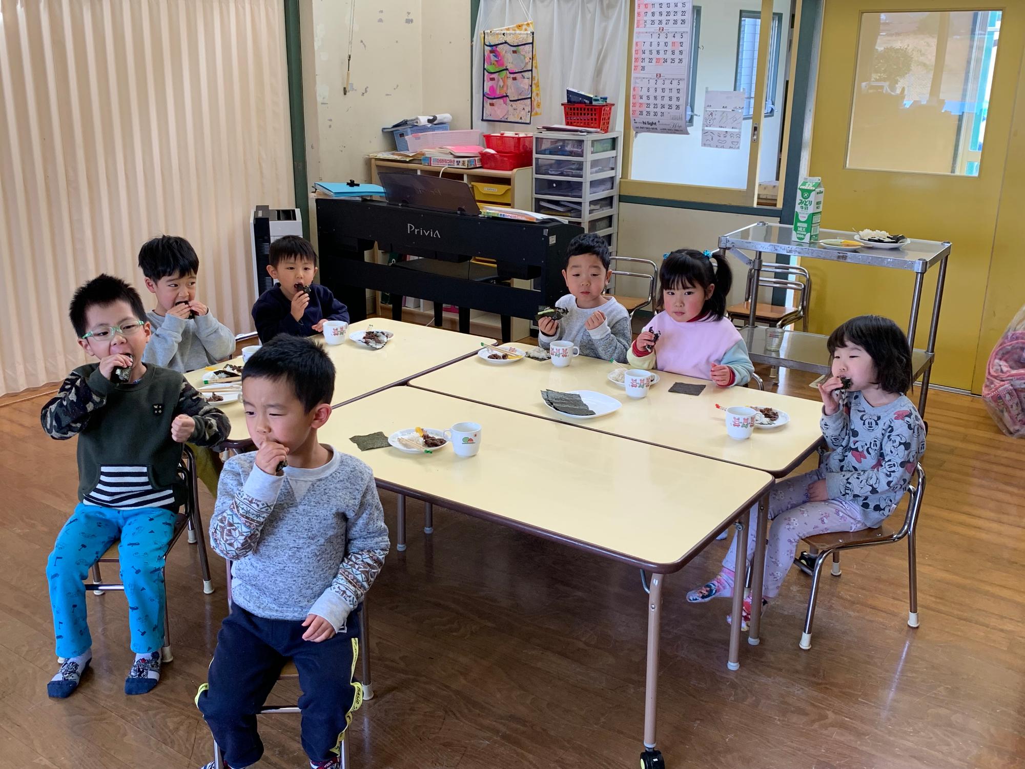 恵方巻を頬張る以上児