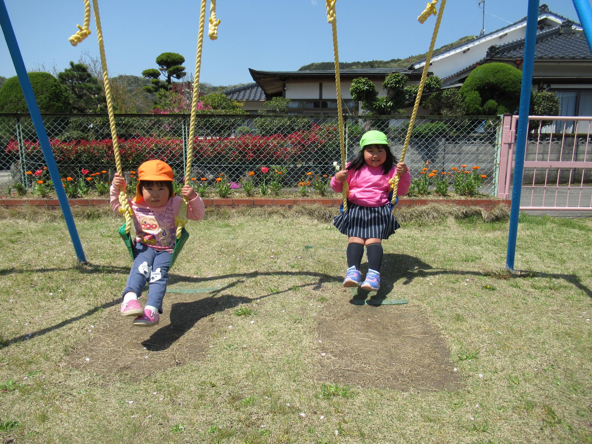 ブランコ、3・4歳児の女の子、戸外遊び、チューリップ