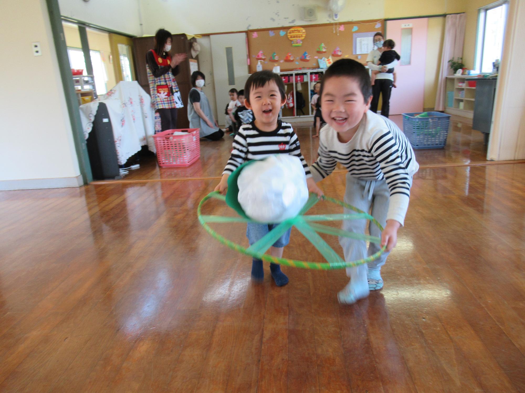 かしわもち運びの様子