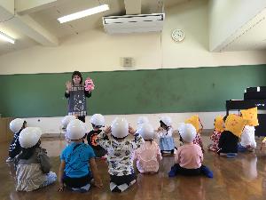 避難訓練でお話を聞く子ども達