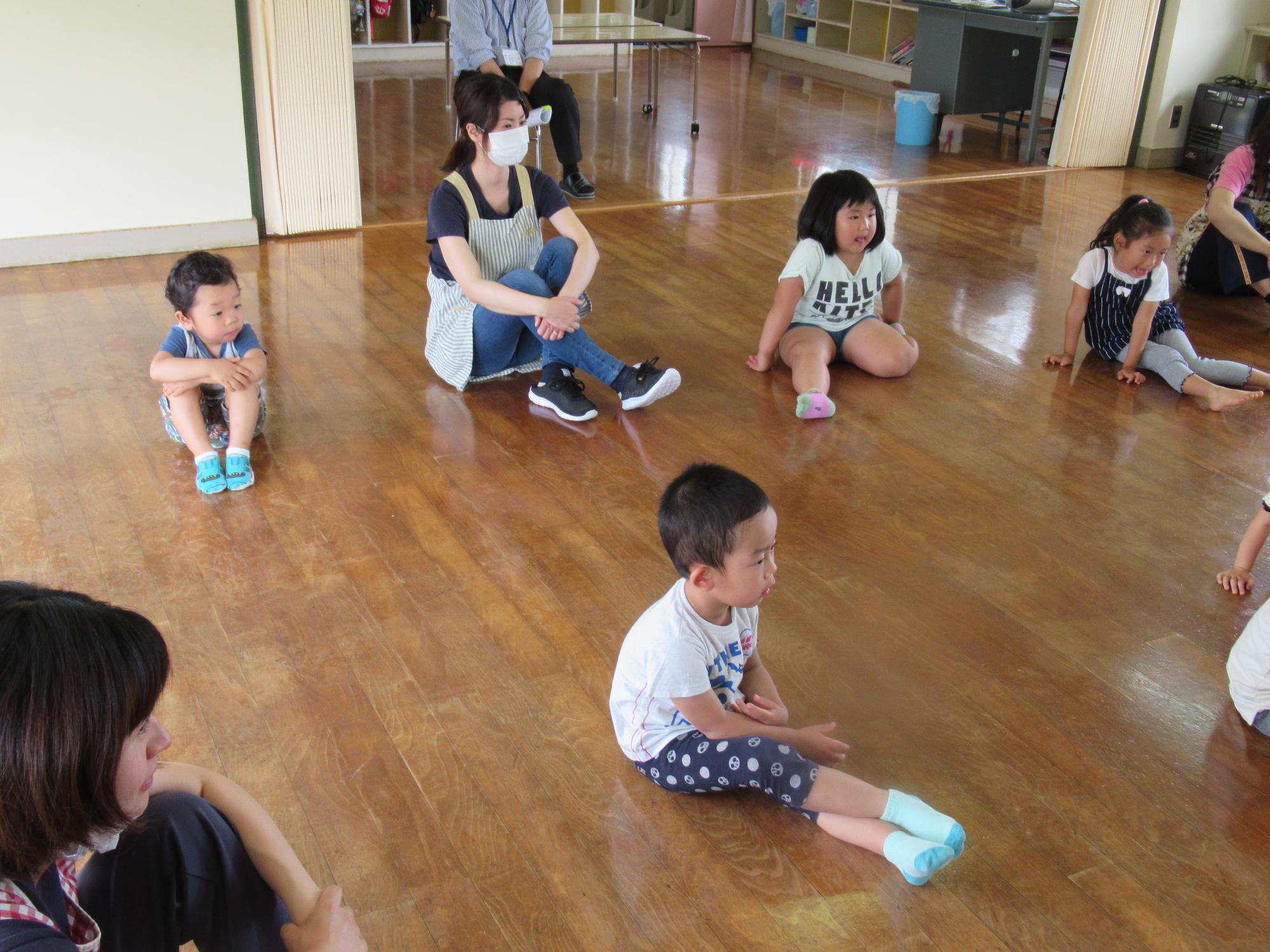 間隔を空けて話を聞く園児たち