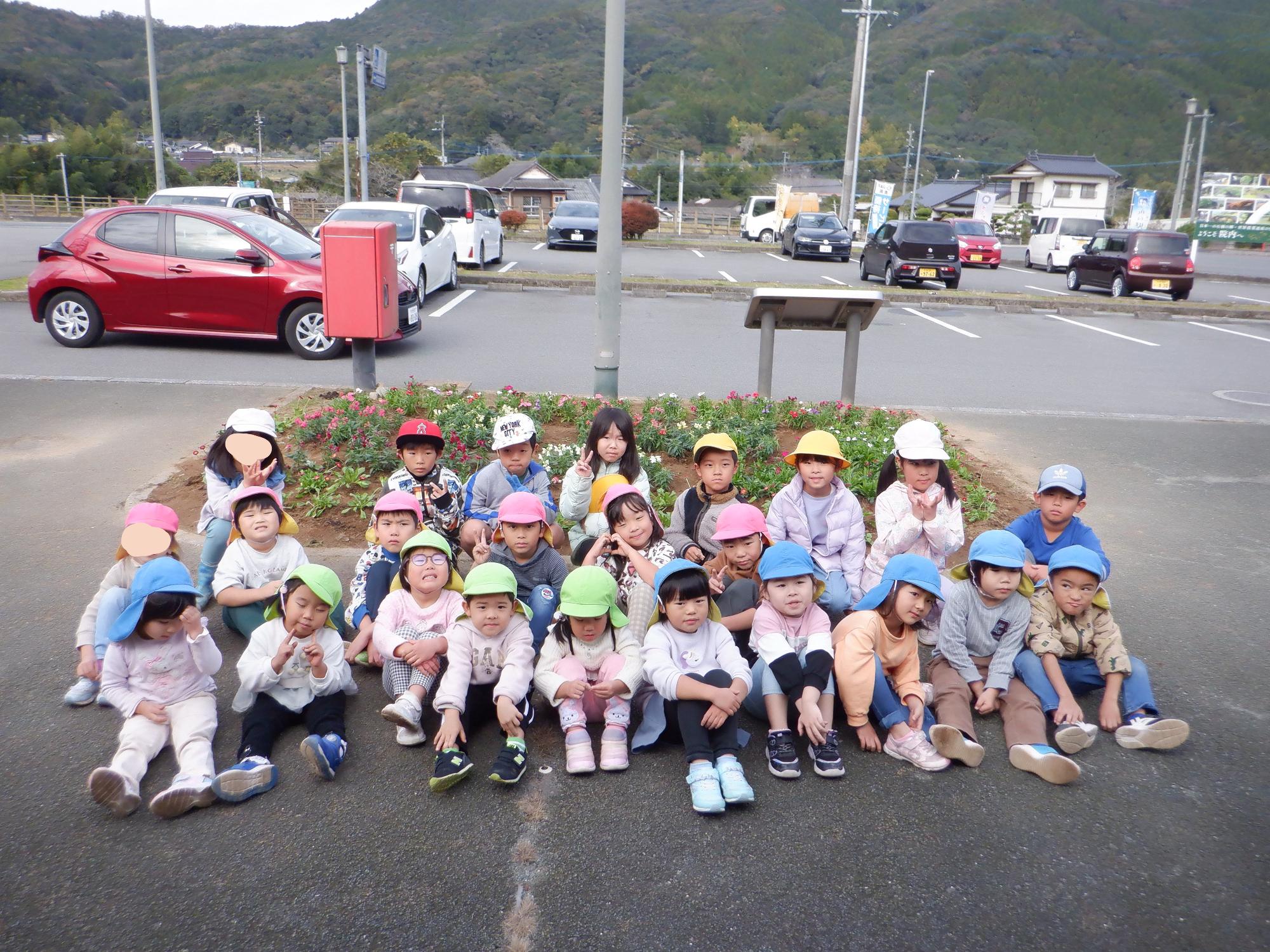 道の駅、小学生、園児、花植え5