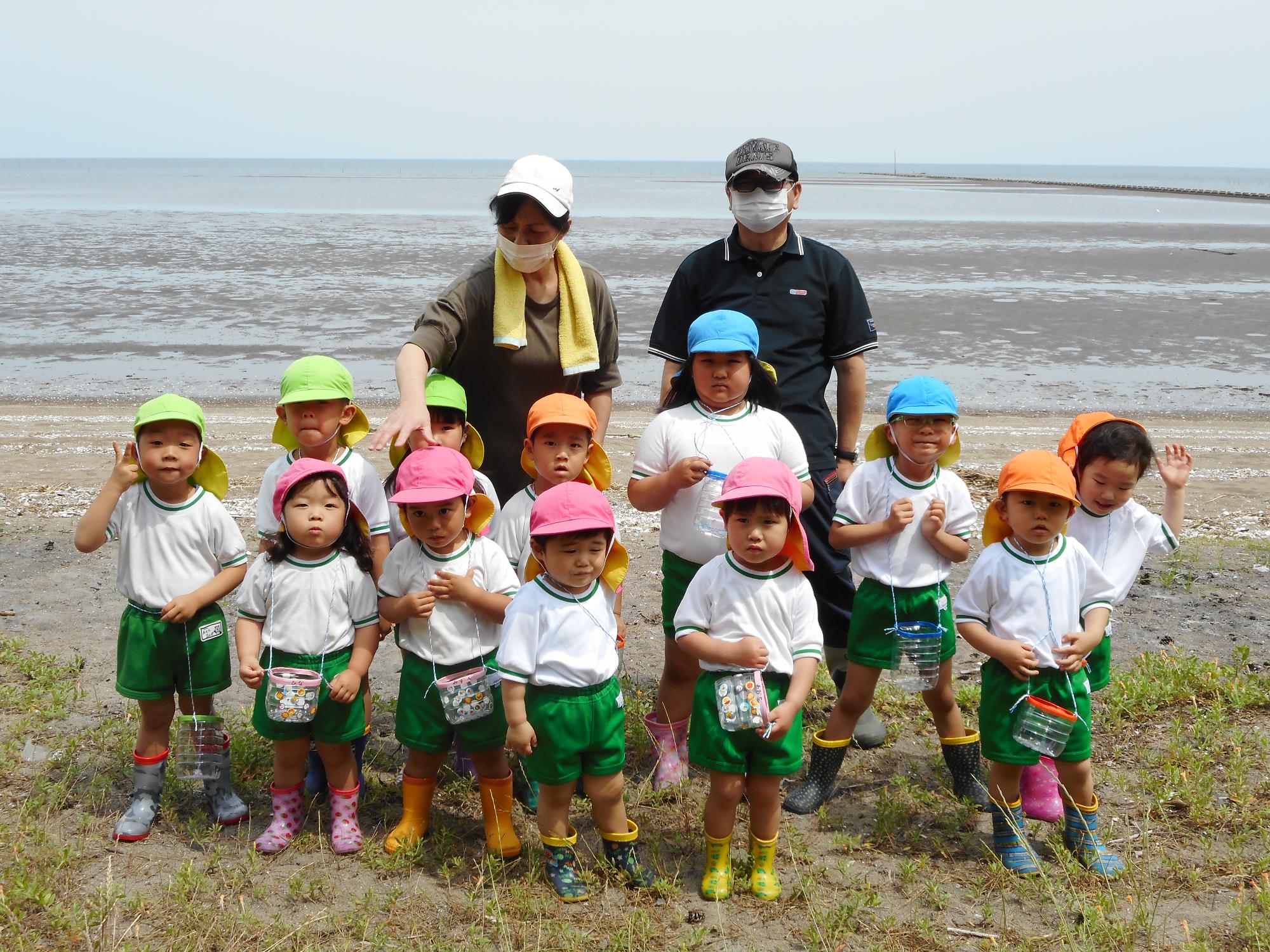 海、園児、集合写真、海をバック、