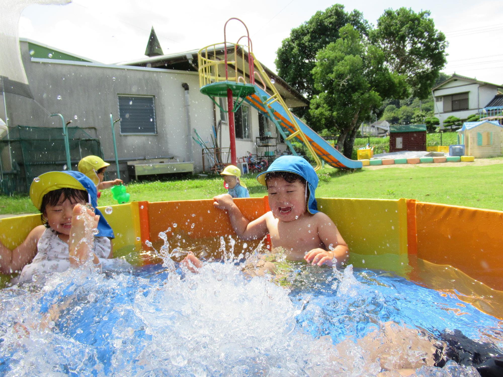 プール4、水遊び、バタ足