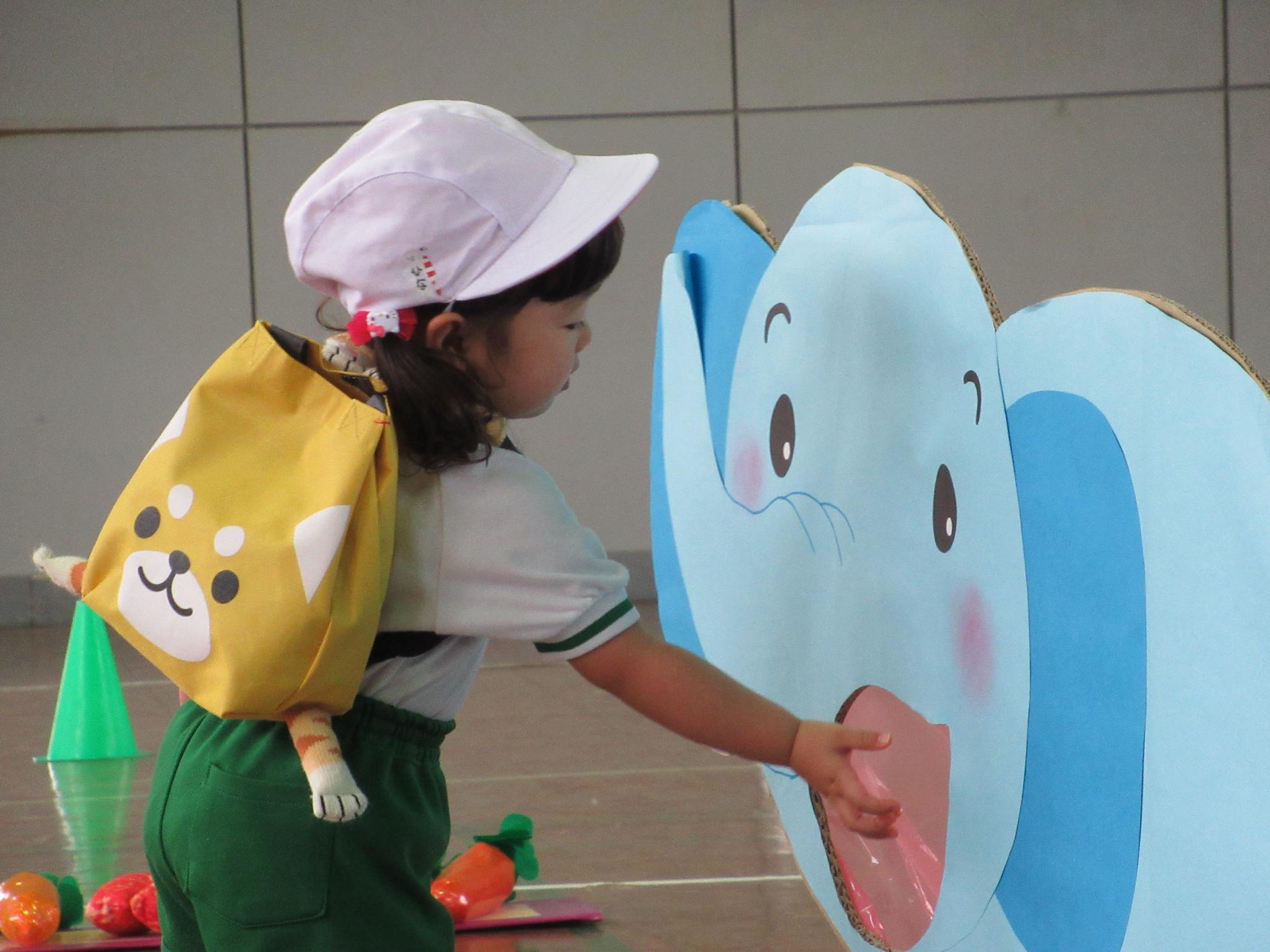 ゾウさんにご飯、リュックサックで動物園