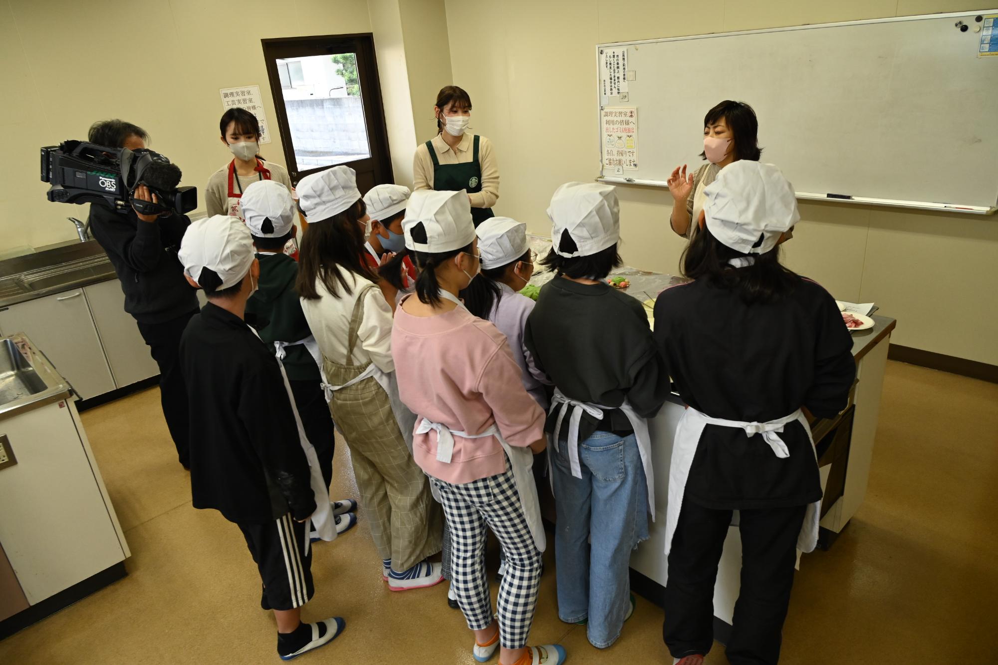 講師の話を聞く生徒たち