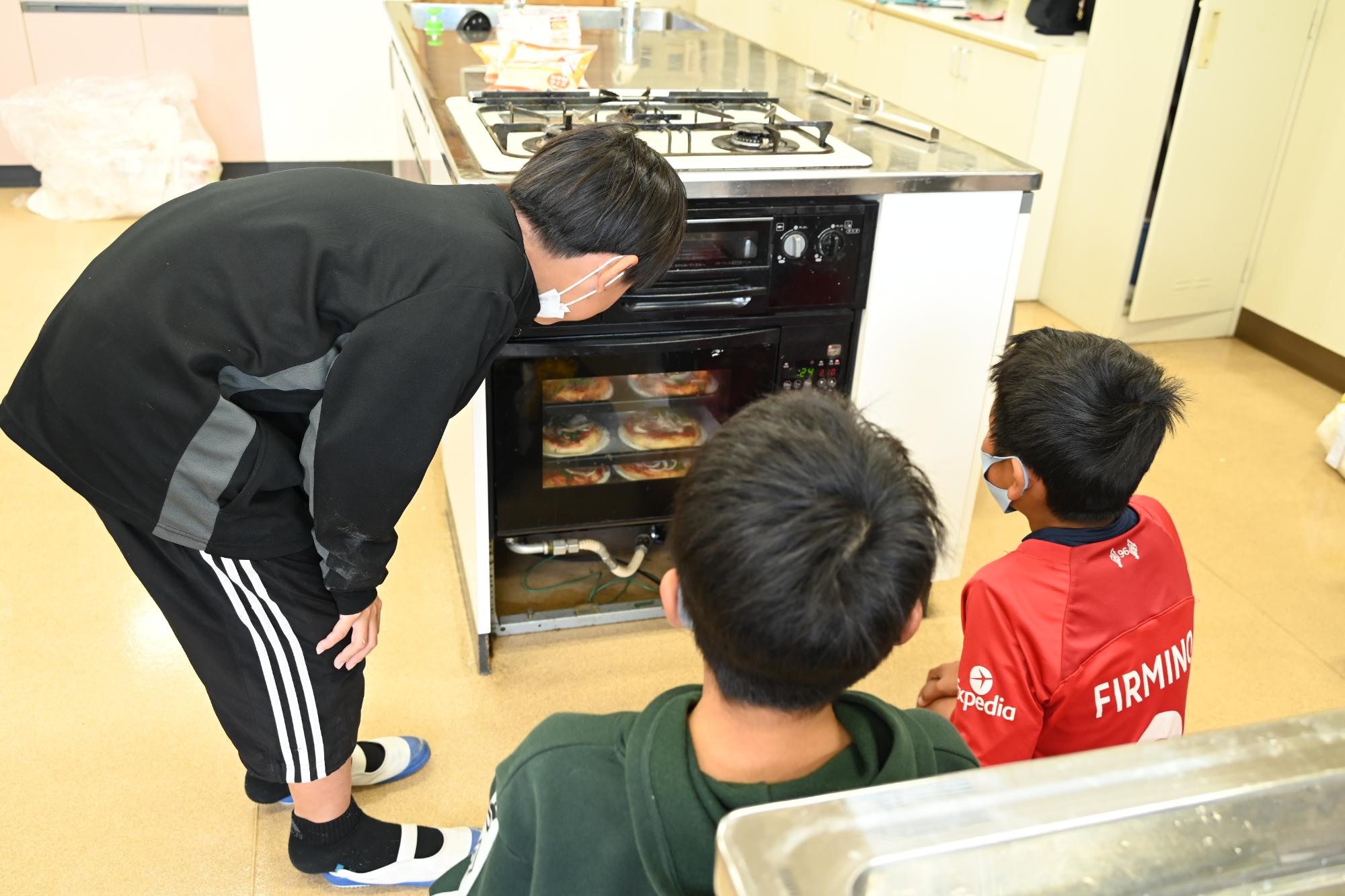 焼き上がりを待つ子供