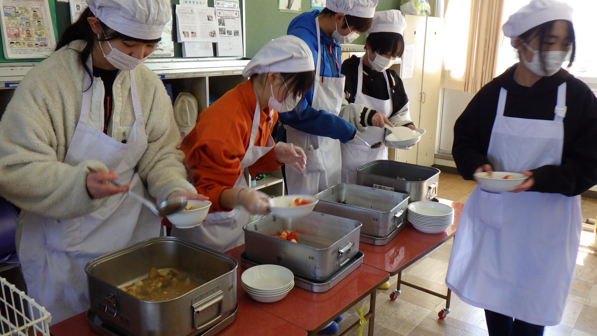 給食配膳の様子