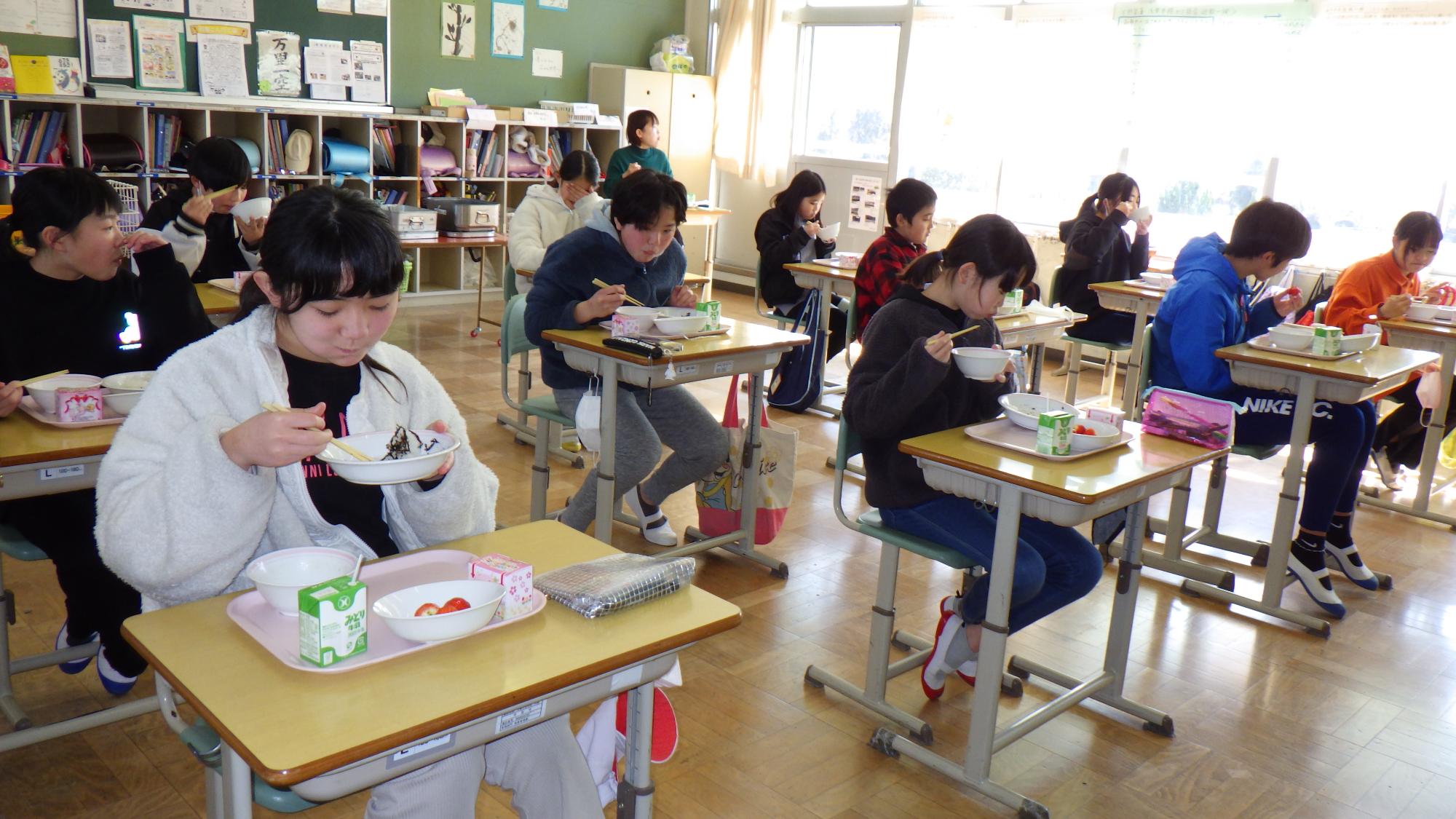 給食を食べる様子