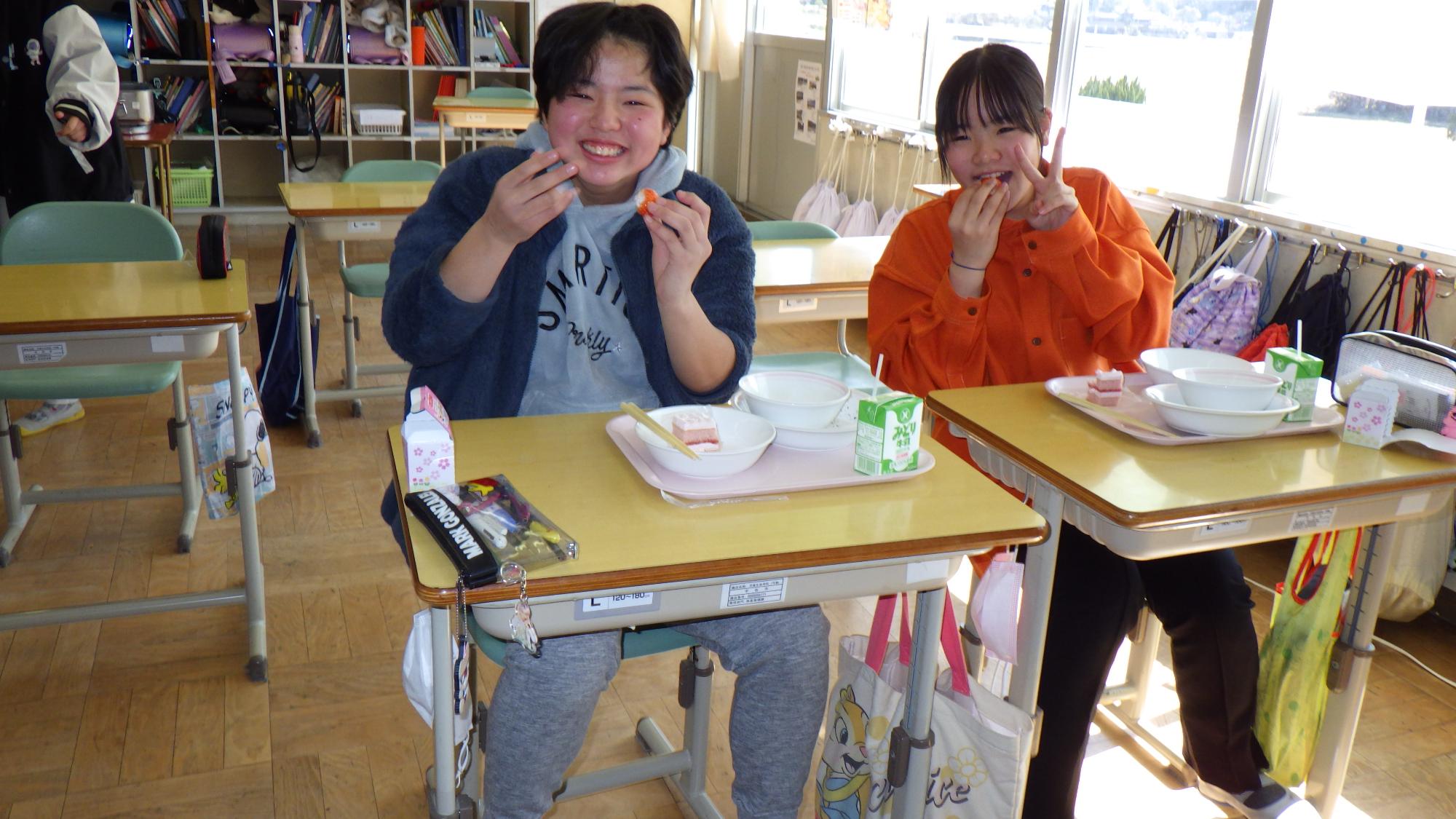 いちごを食べる様子