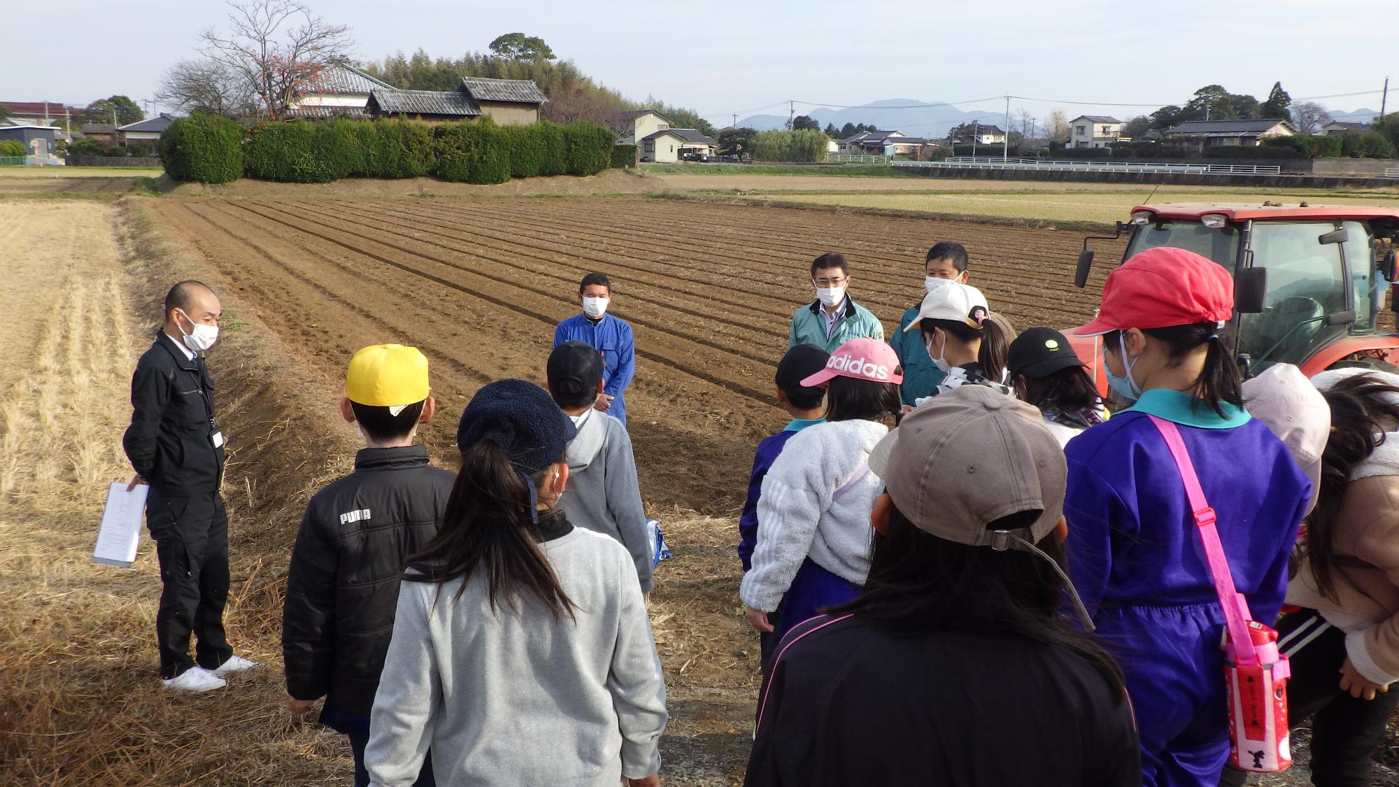 講師の話を聞く生徒
