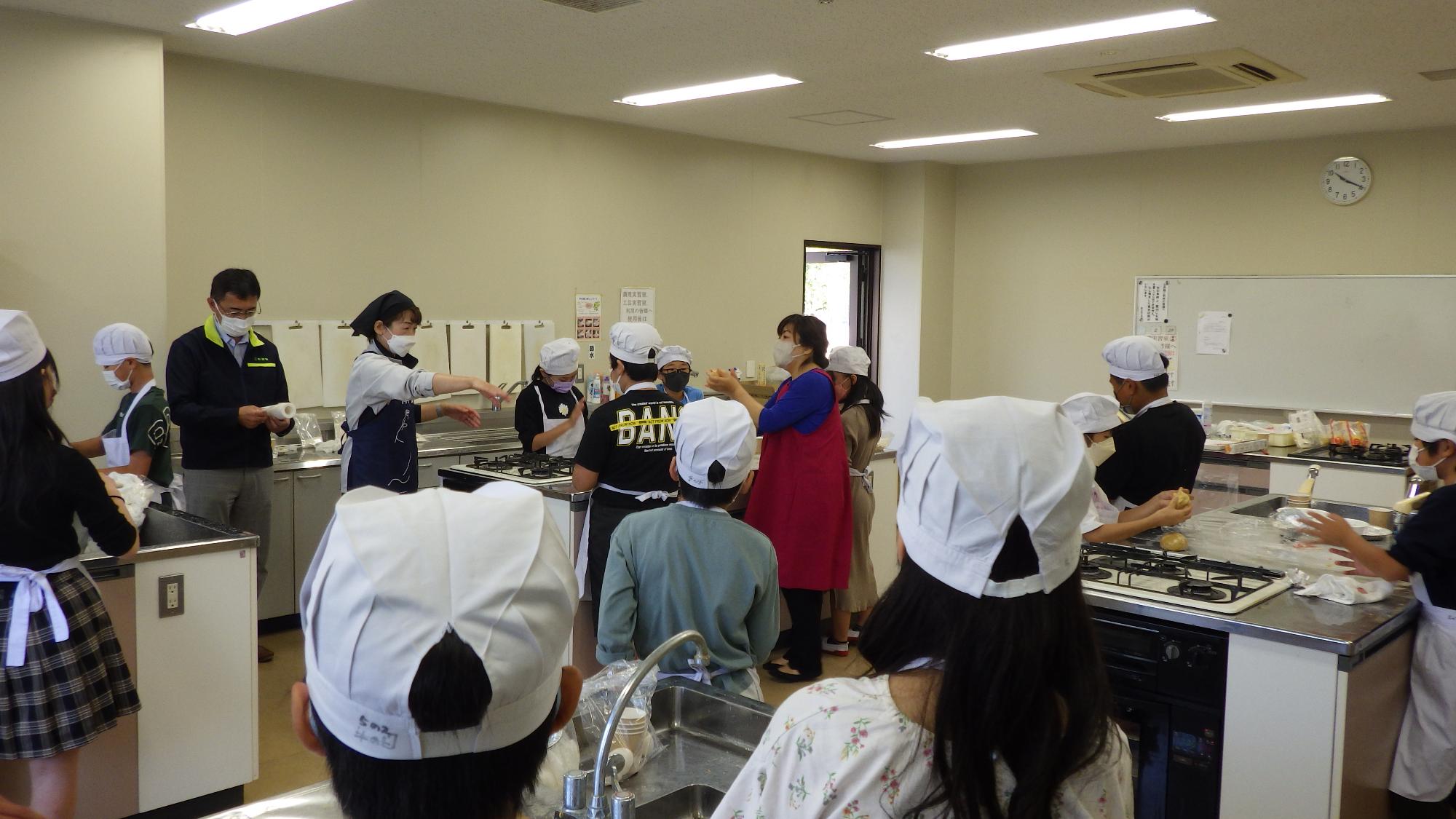 講師の話を聞く子供たち