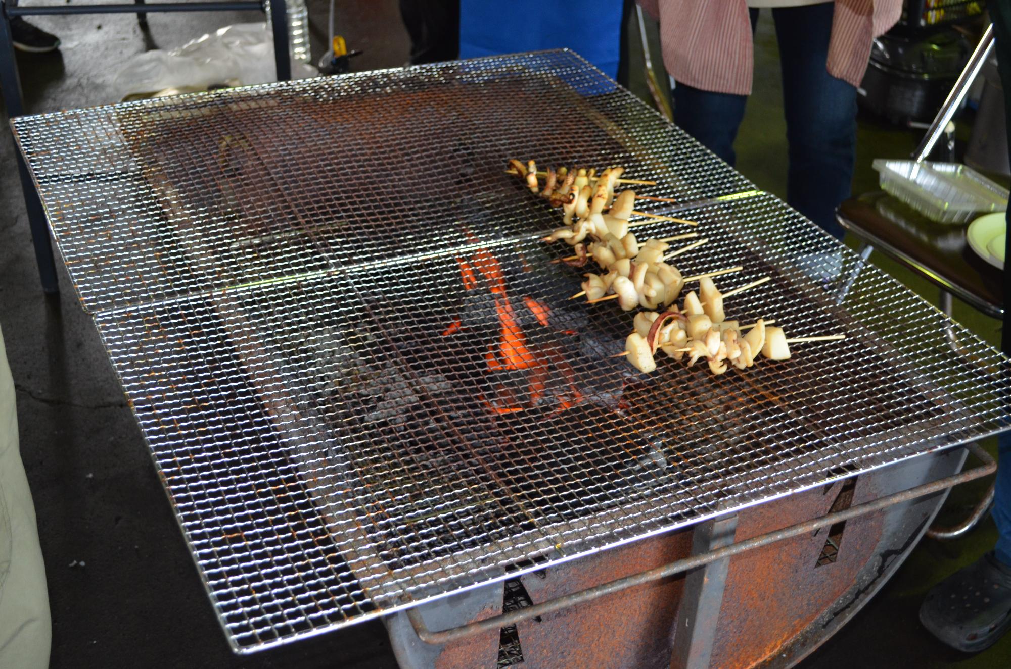 漁協女性部による焼きイカの販売