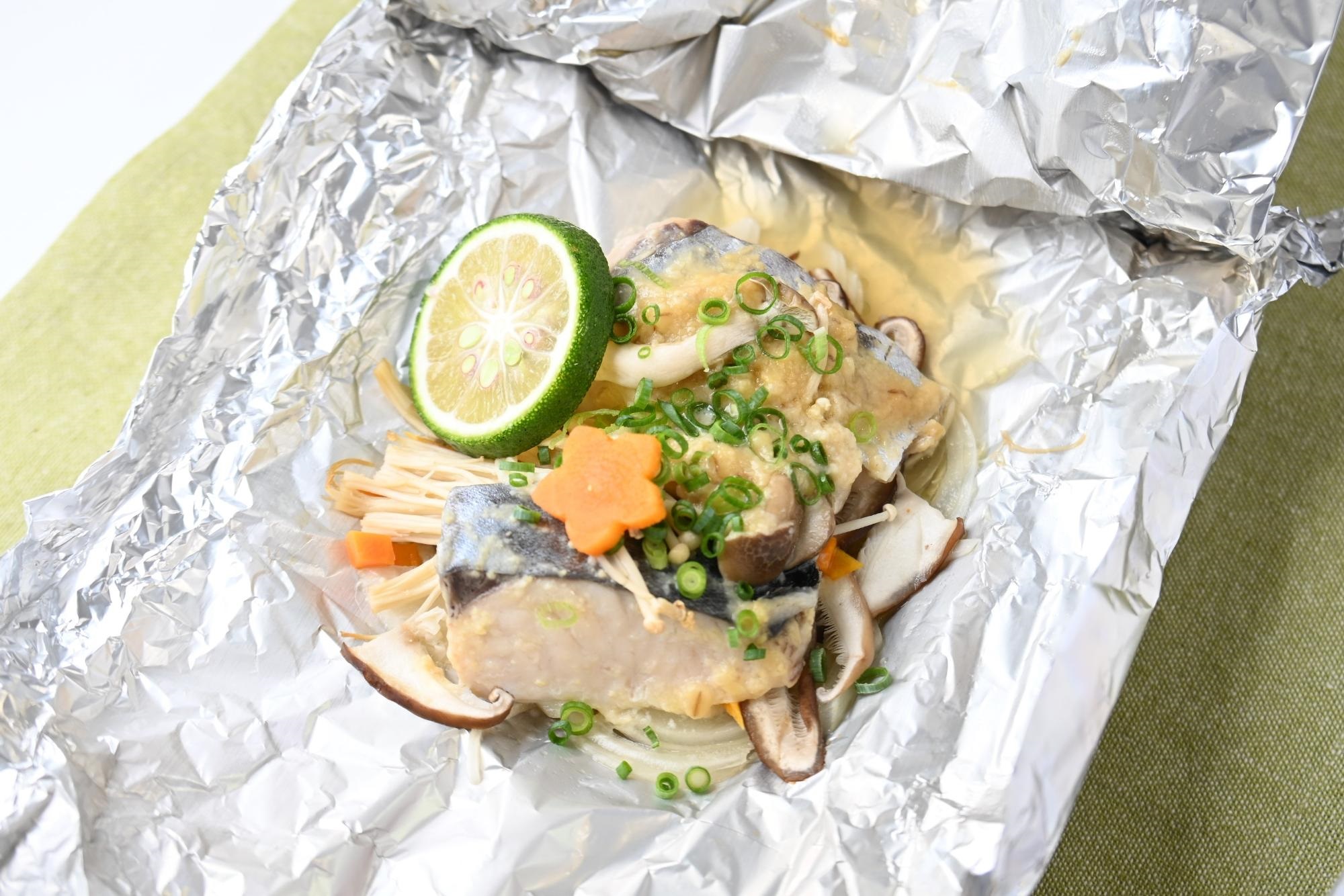 味噌と甘酒で漬け込んだ サワラときのこのホイル焼き