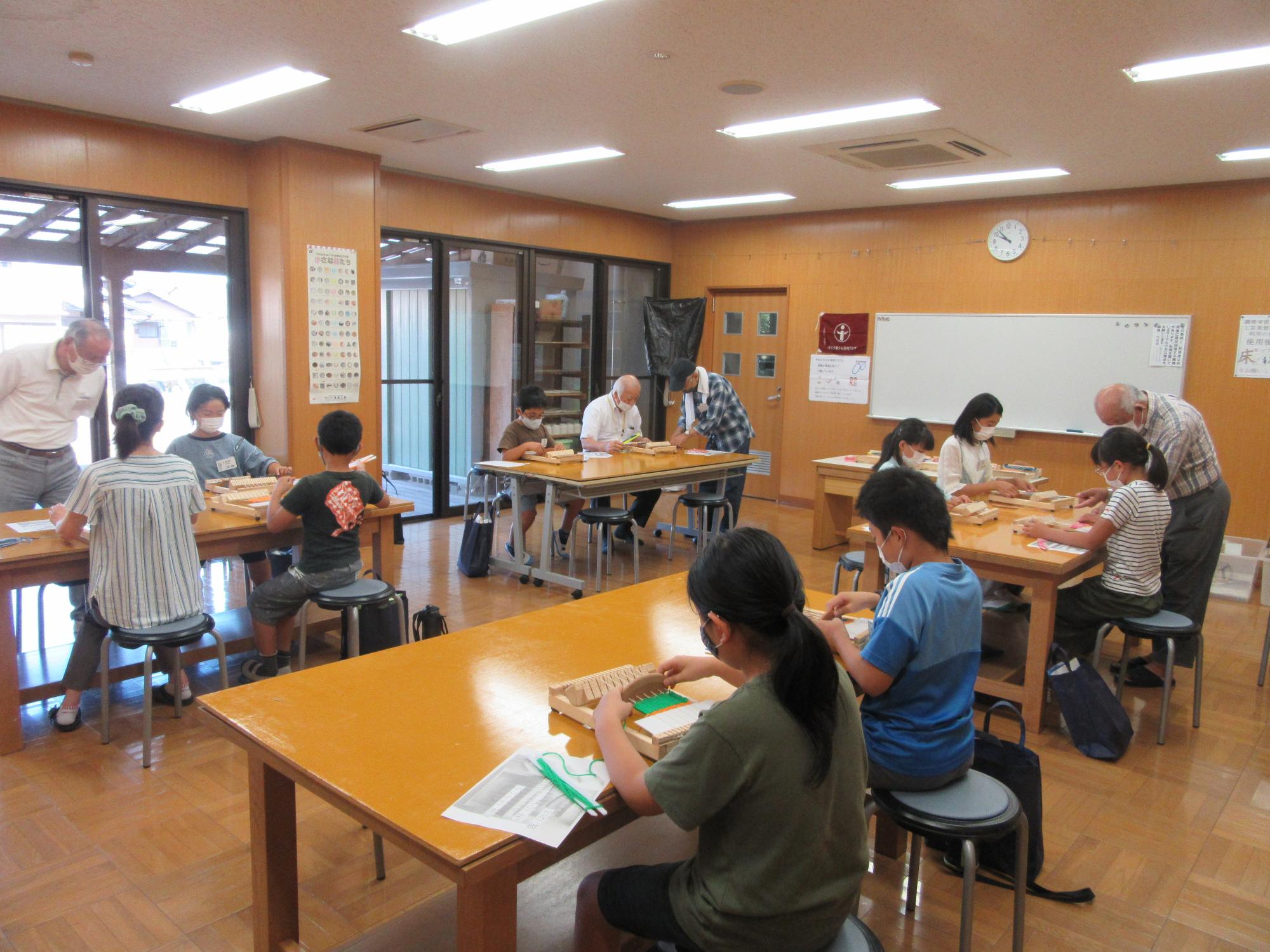 はたおり機でコースターを作っている様子