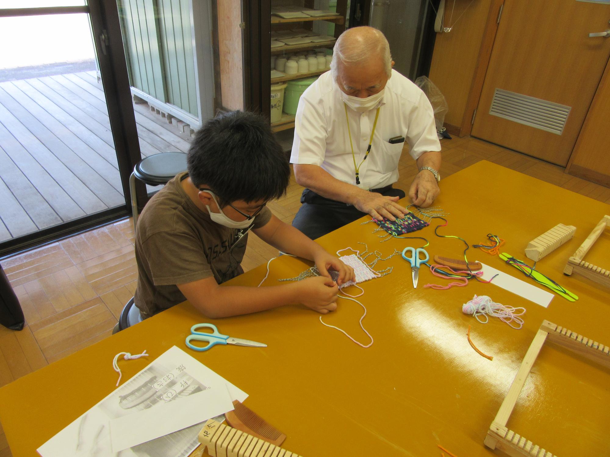 コースターを作っている様子