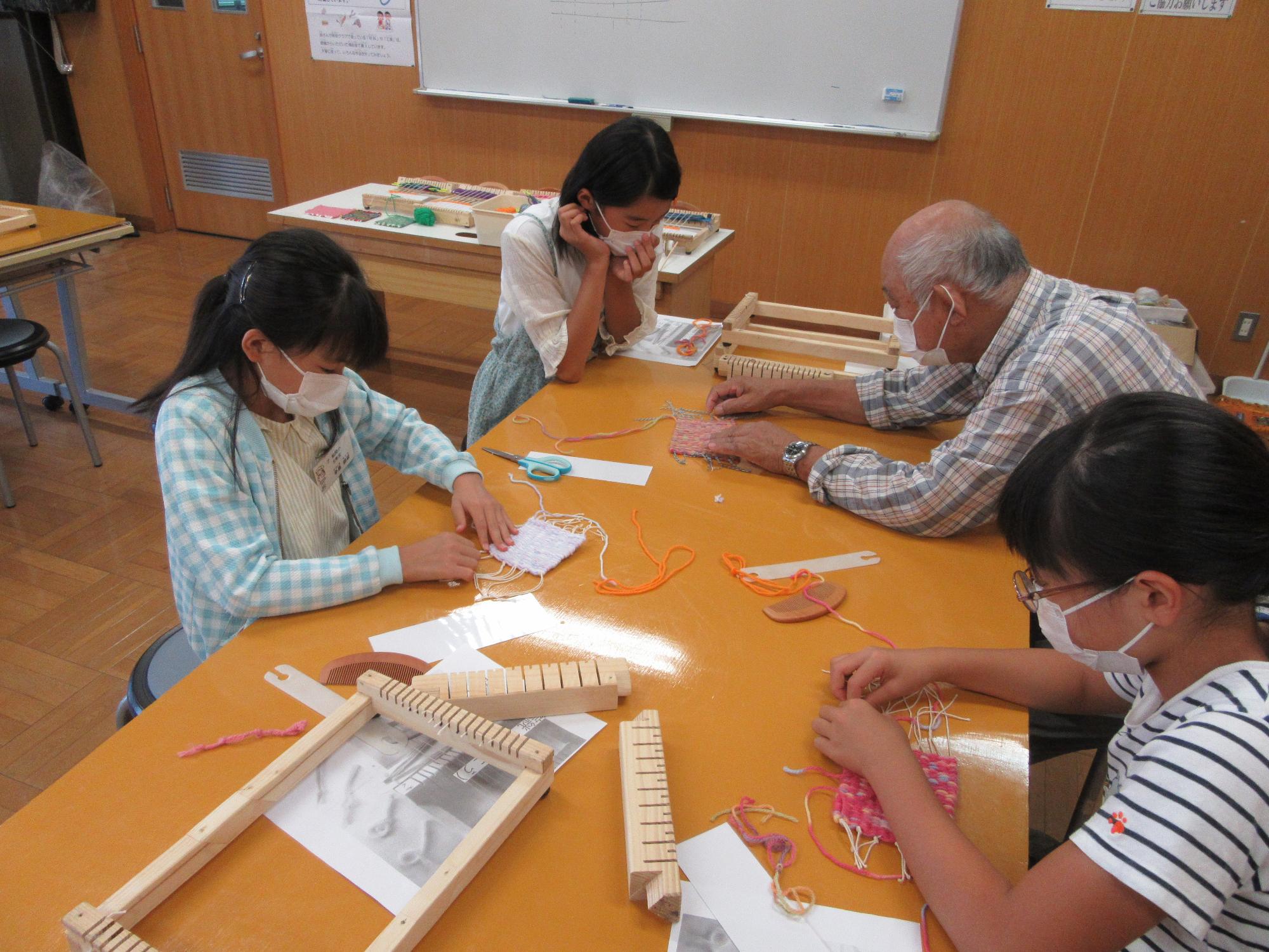 コースターを作っている様子