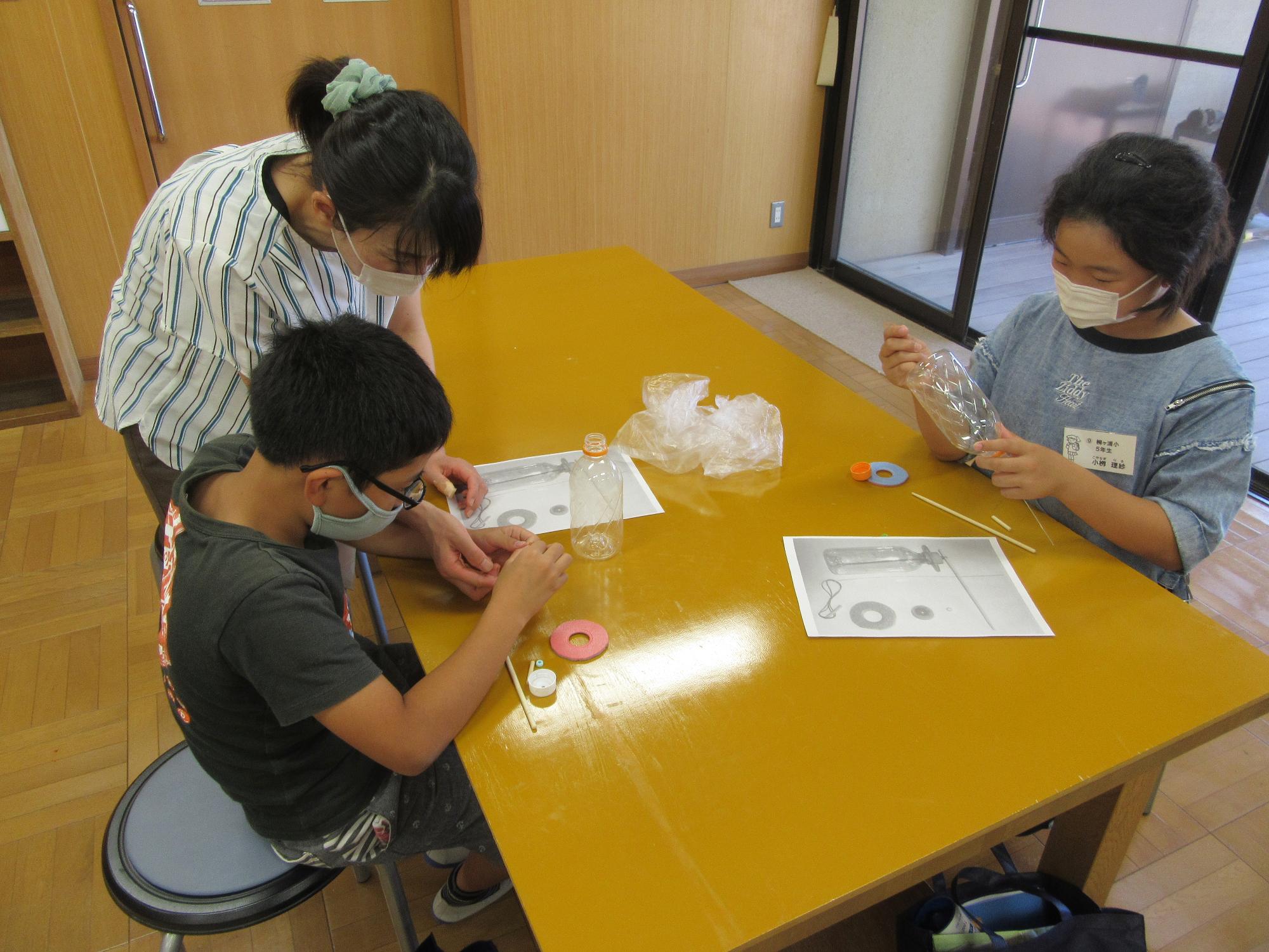 ペットボトルタンクを作っている様子