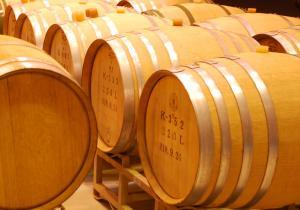 安心院葡萄酒工房内ワイン貯蔵樽の写真