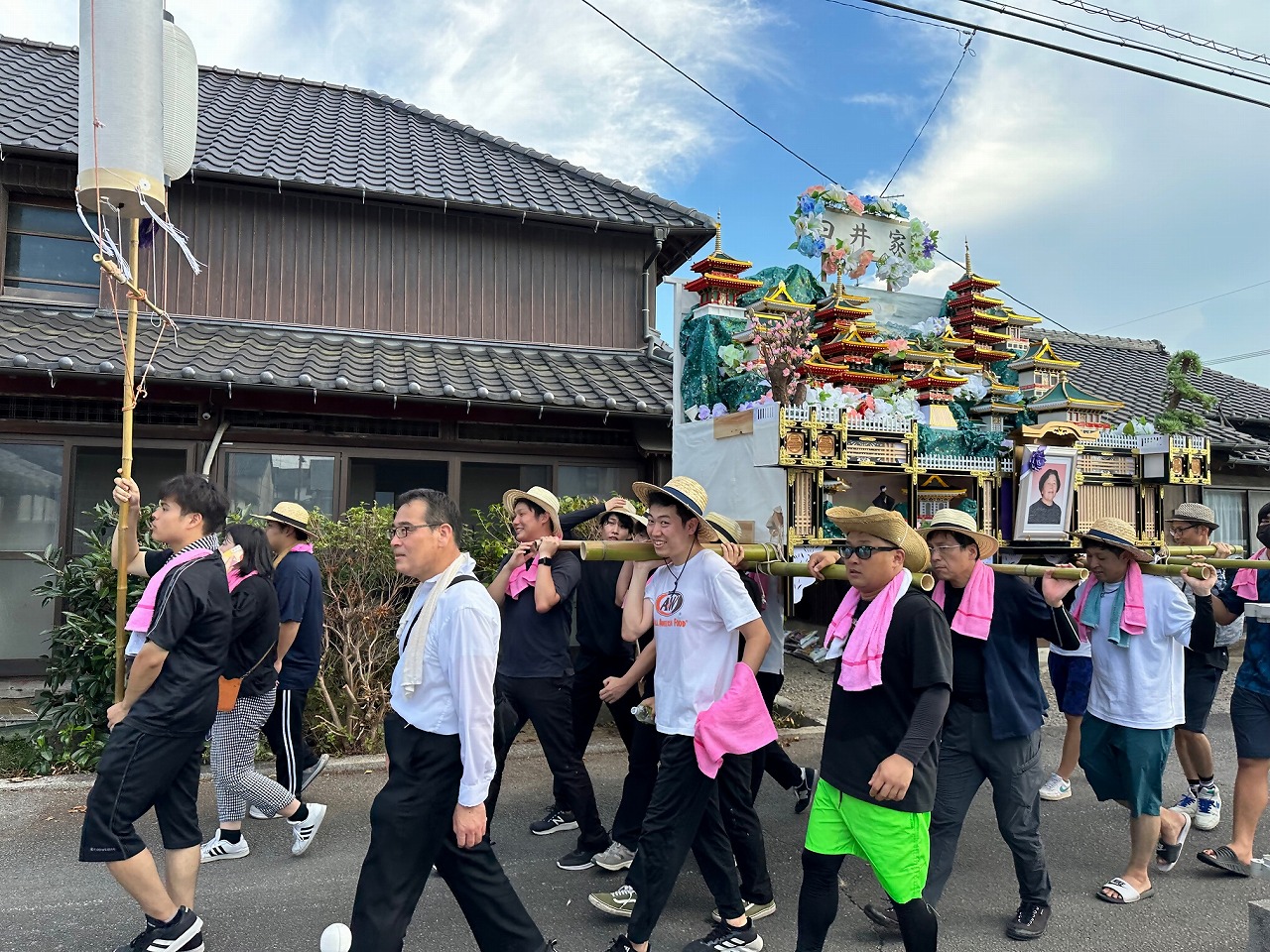 親族・友人らによって共同墓地に運ばれる御殿灯籠1
