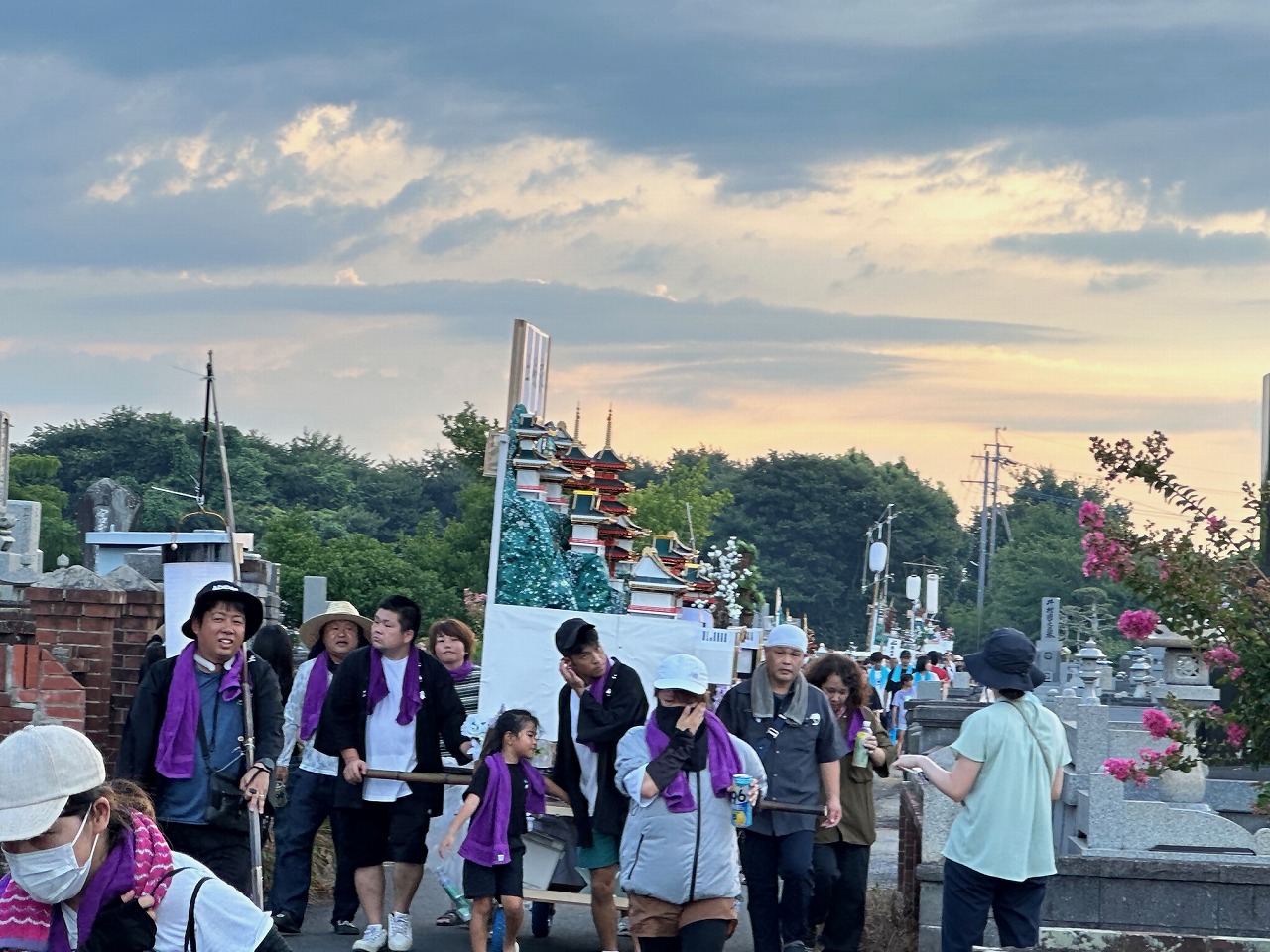 親族・友人らによって共同墓地に運ばれる御殿灯籠2