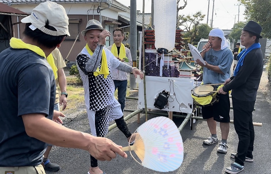 親族・友人らによって共同墓地に運ばれる御殿灯籠3