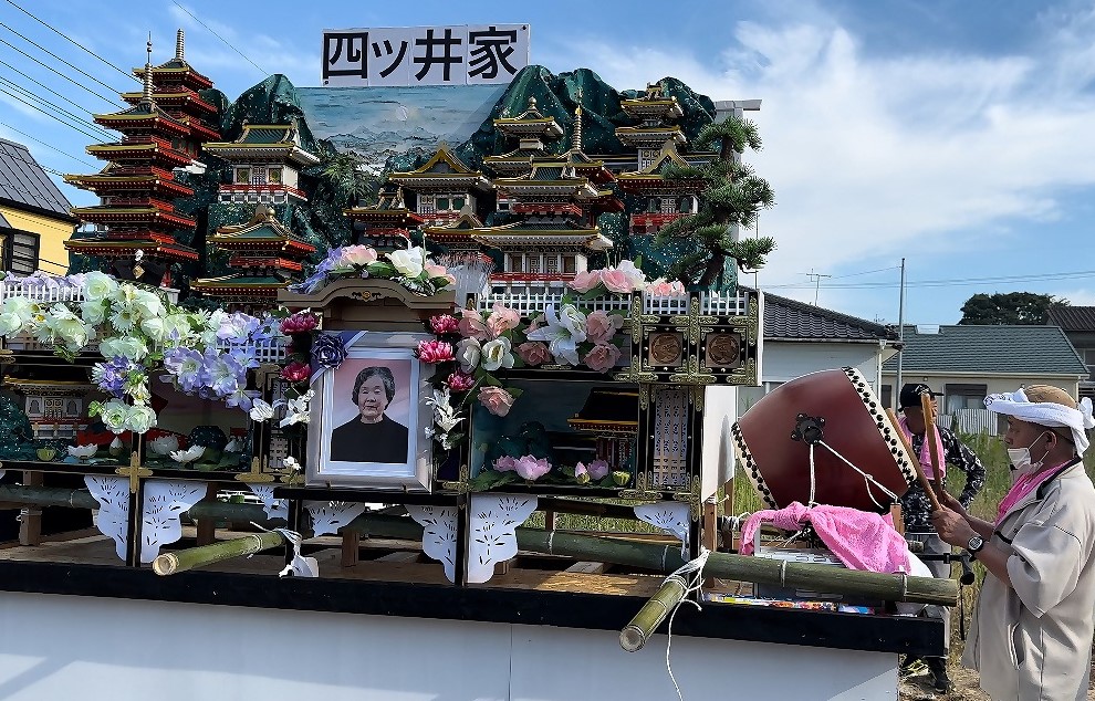 共同墓地に運ばれた御殿灯籠