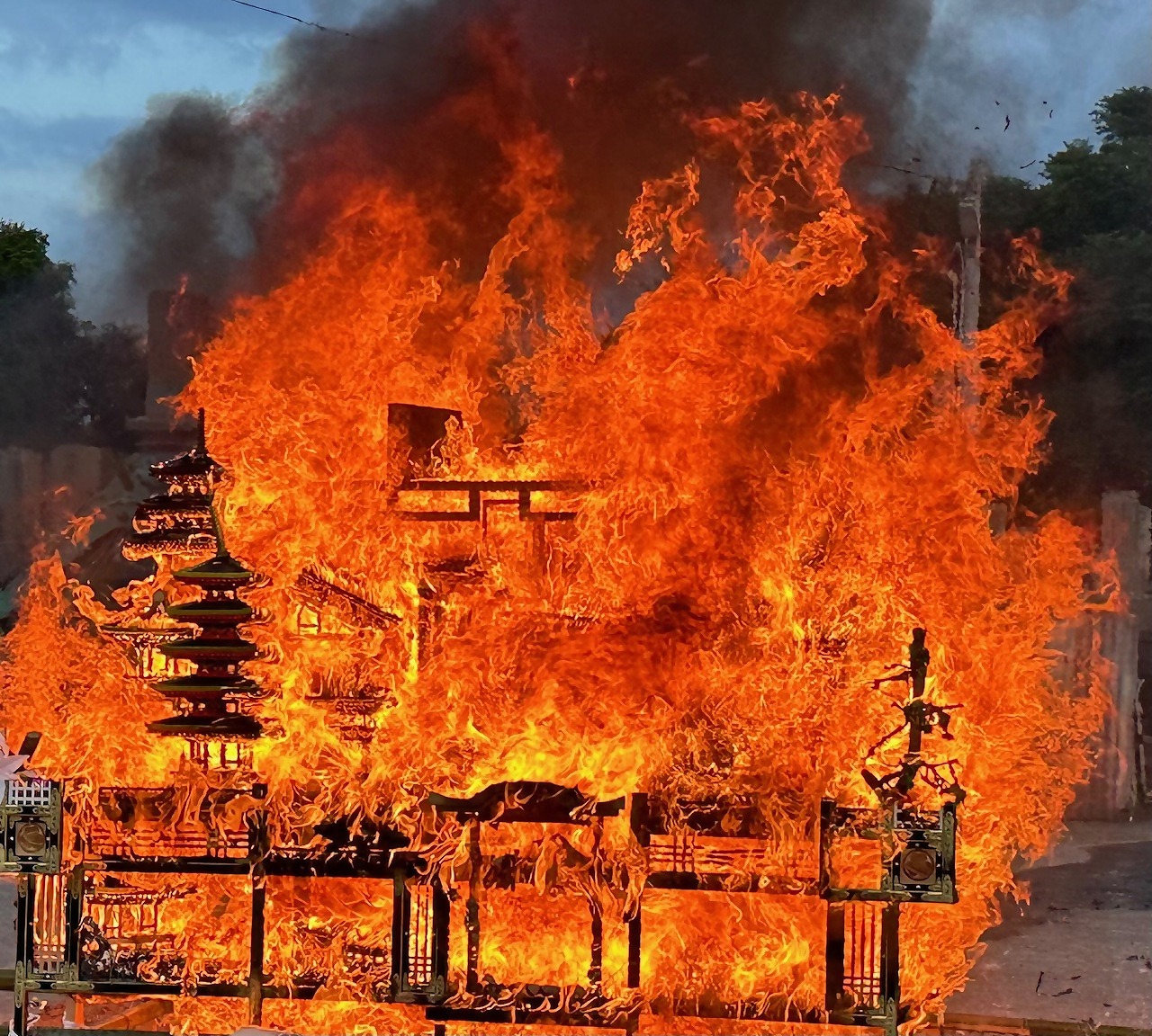 燃える御殿灯籠2