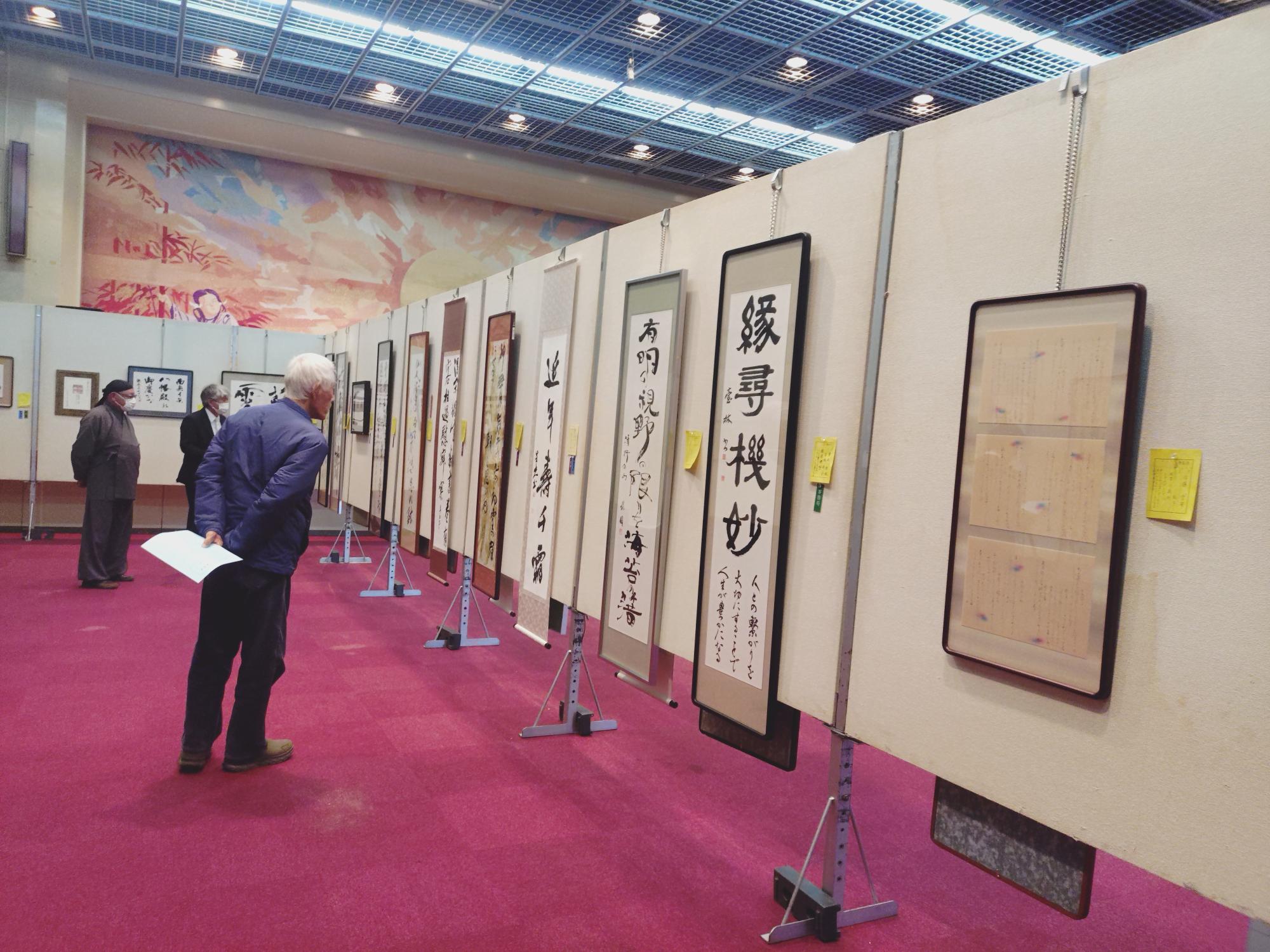 書道展鑑賞の様子