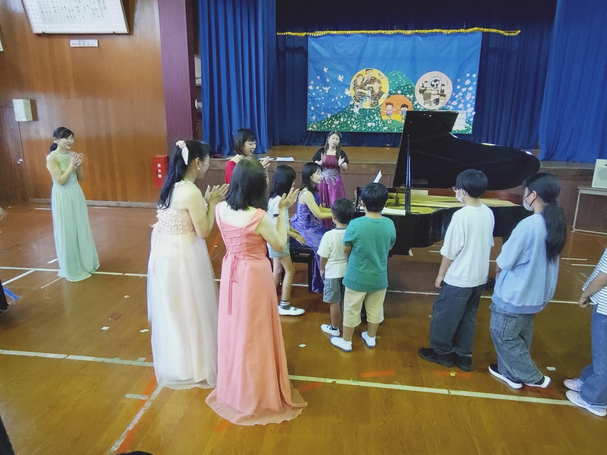 全校児童も参加した黒鍵のみを使って演奏中