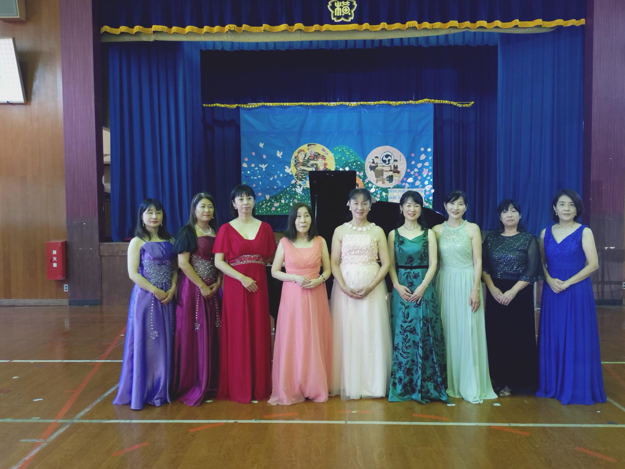 ピアノ演奏グループ、オー未来の方たち9名